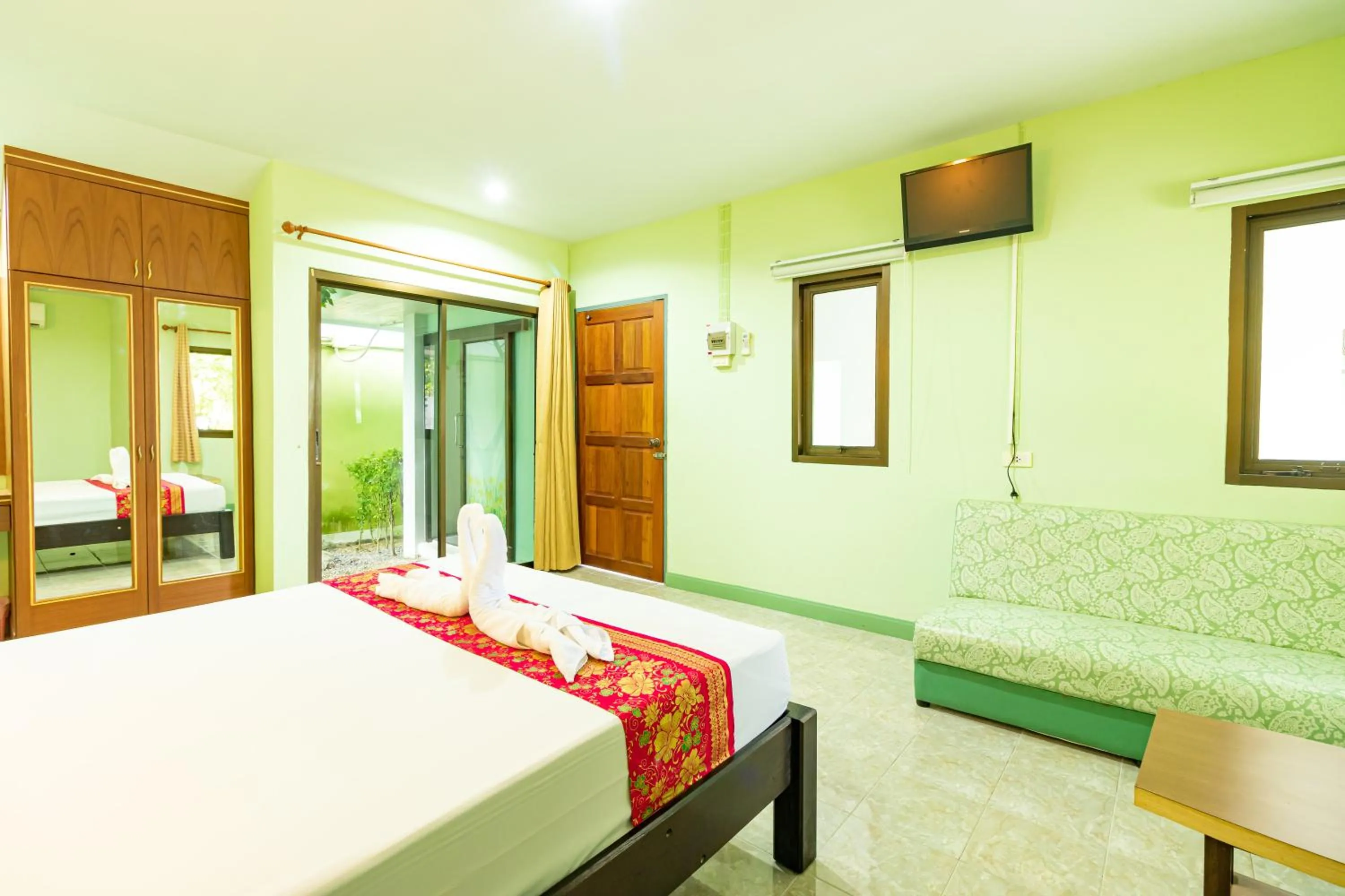 Living room, Bed in Khum Suk Resort