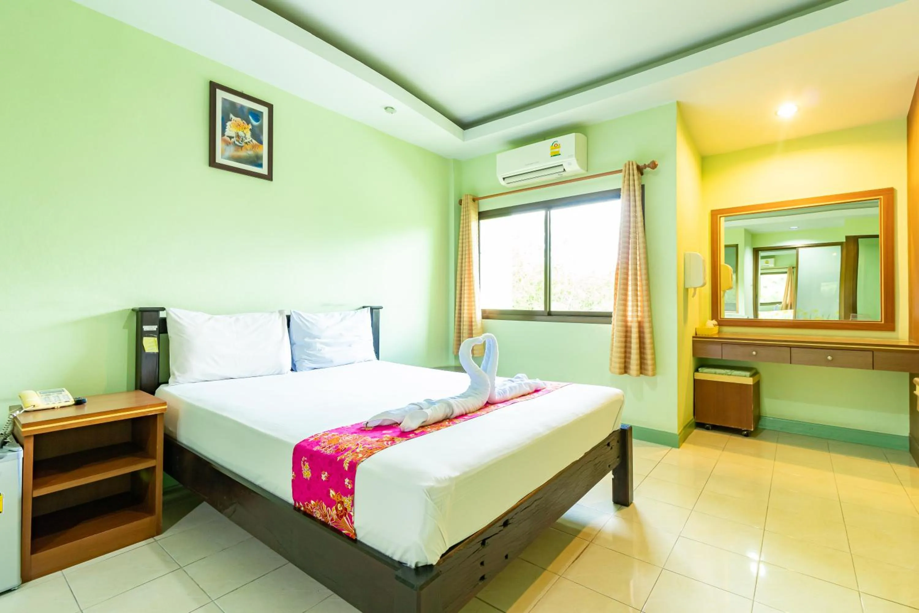 Photo of the whole room, Bed in Khum Suk Resort