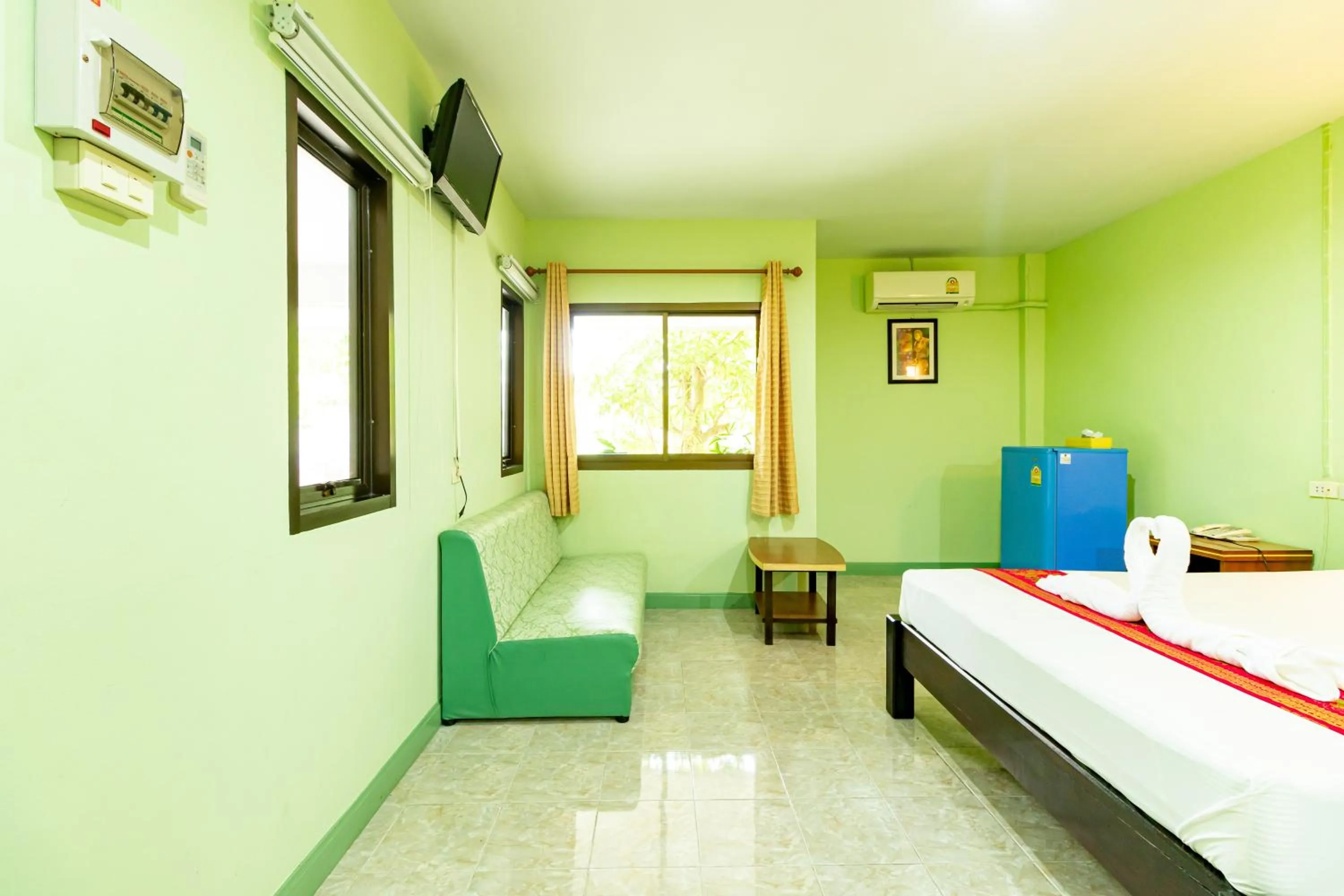 Photo of the whole room, Bed in Khum Suk Resort