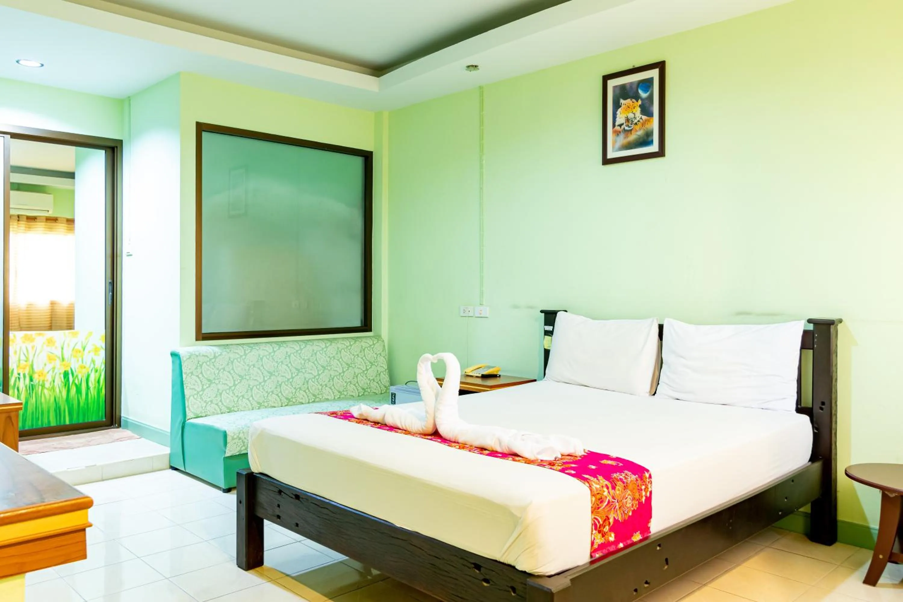 Photo of the whole room, Bed in Khum Suk Resort