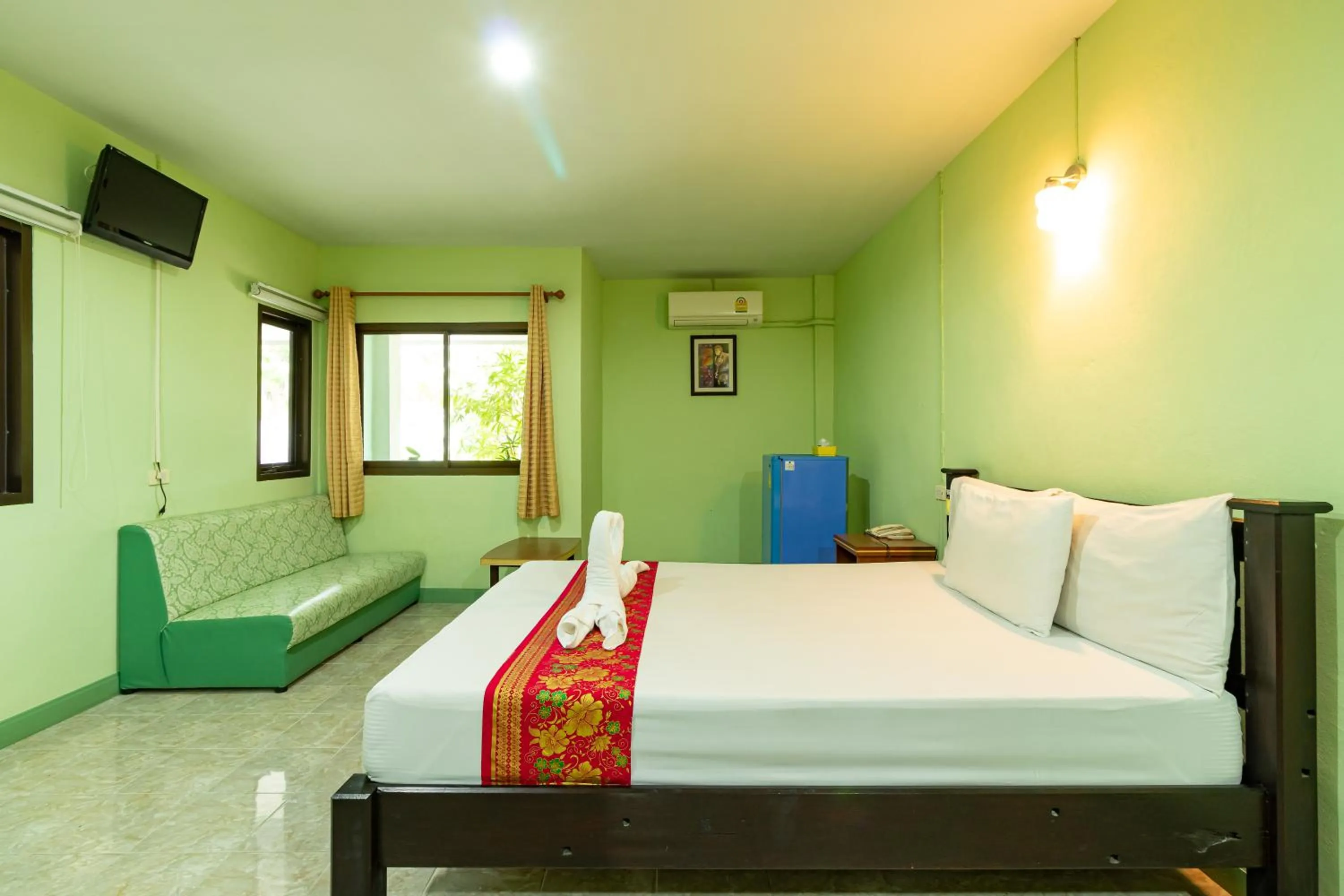 Photo of the whole room, Bed in Khum Suk Resort