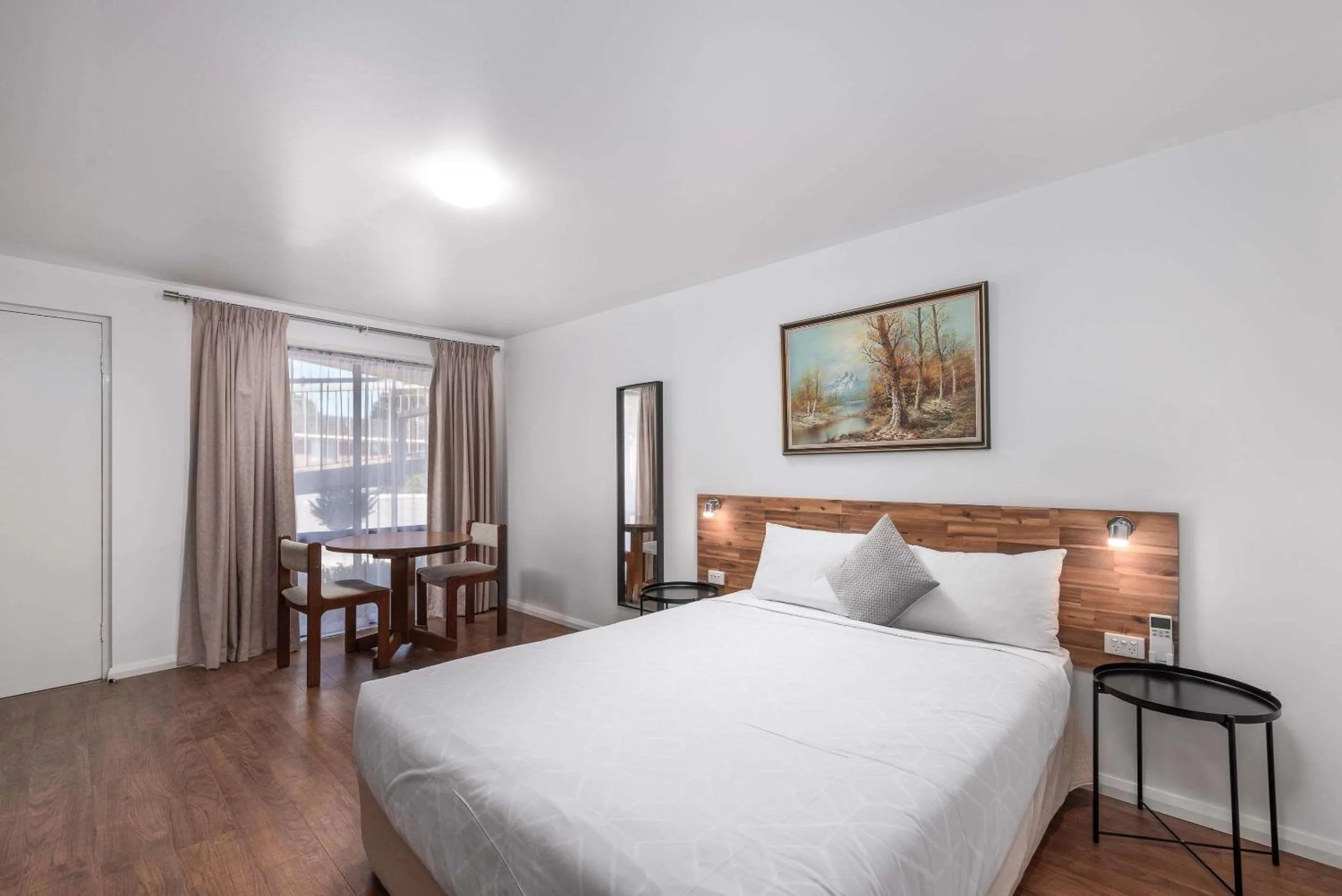 Deluxe Queen Room in Econo Lodge Lilydale