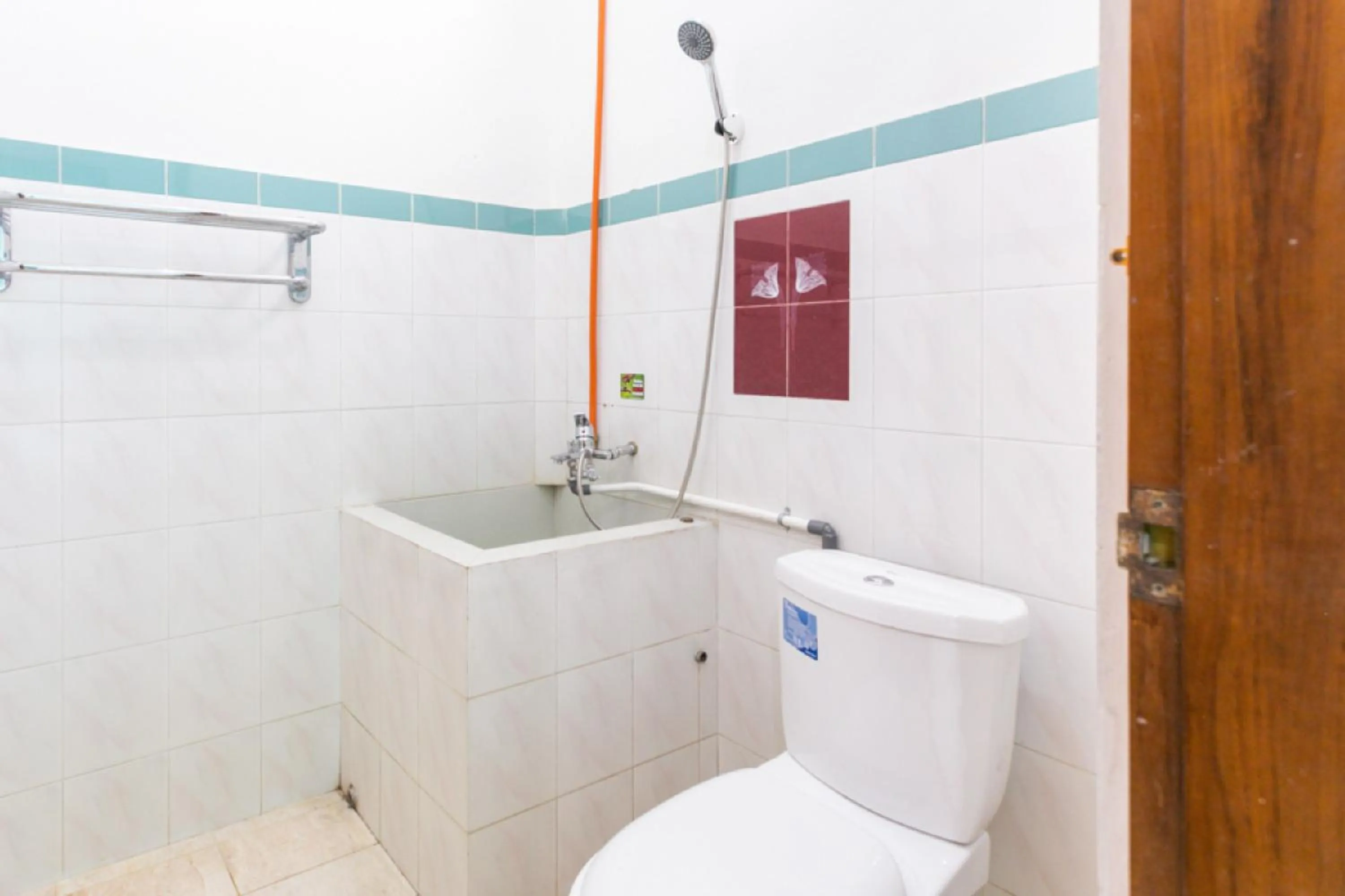 Bathroom in RedDoorz Syariah near Alun Alun Magelang Bayeman