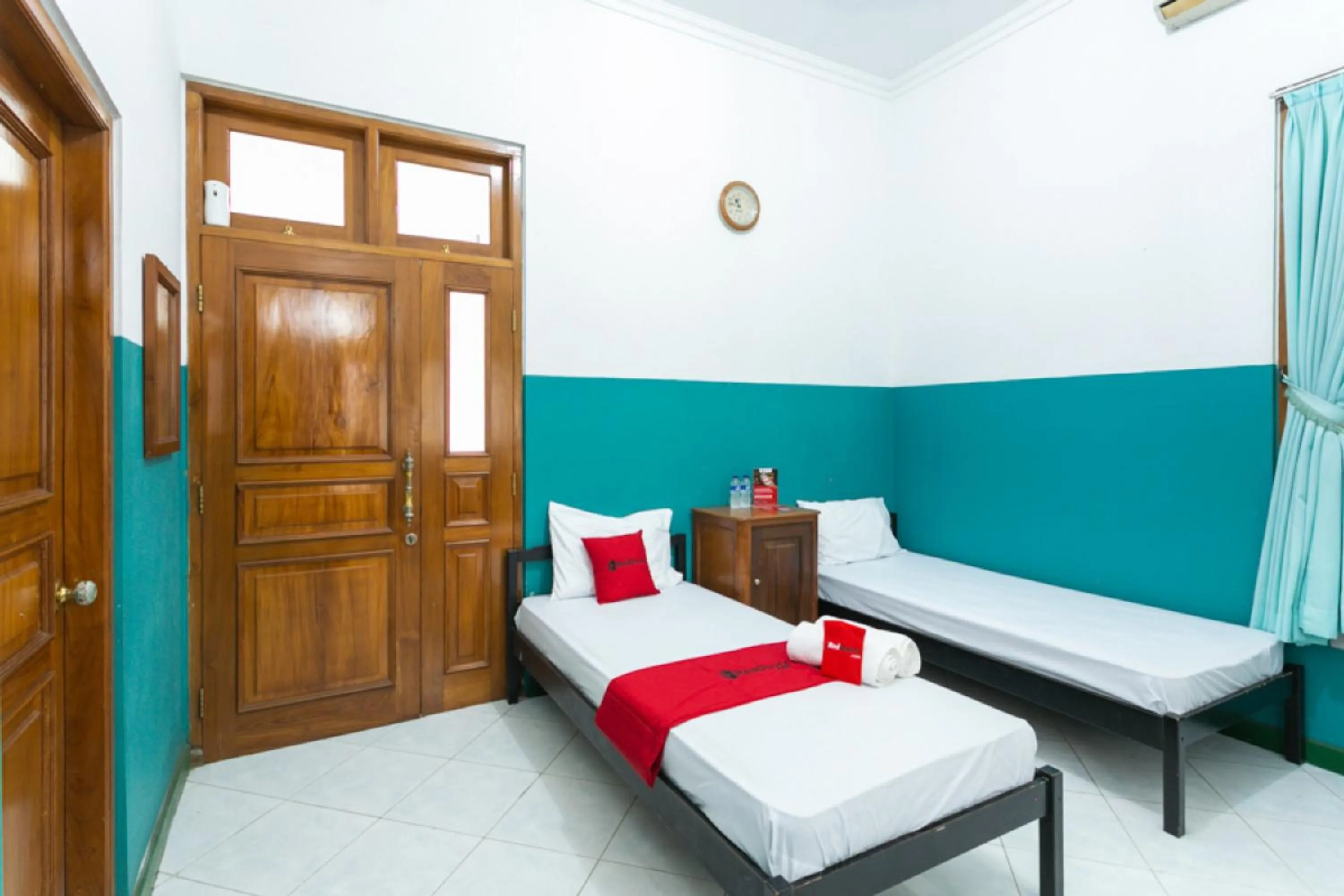 Bedroom, Bed in RedDoorz Syariah near Alun Alun Magelang Bayeman
