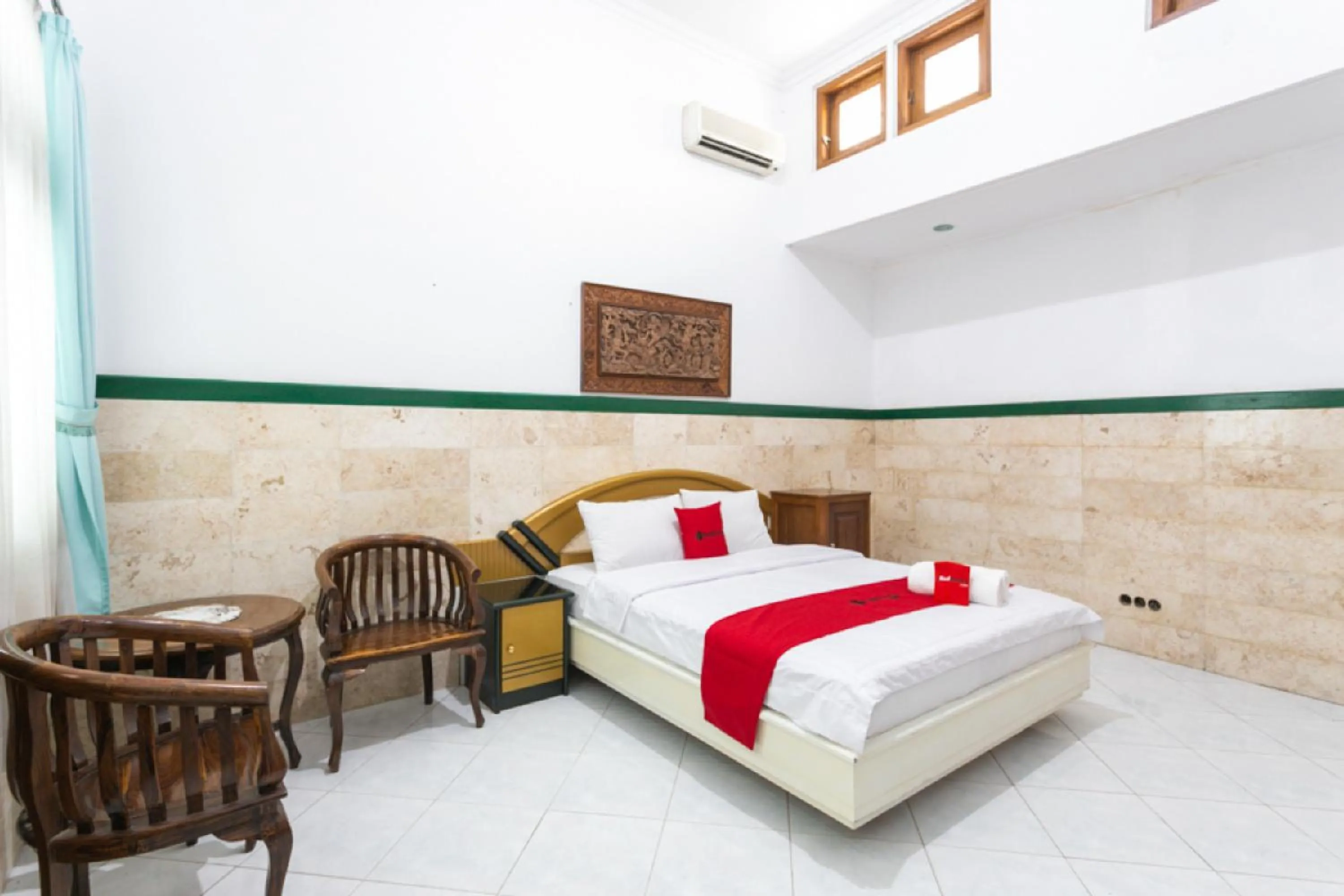 Bedroom, Bed in RedDoorz Syariah near Alun Alun Magelang Bayeman