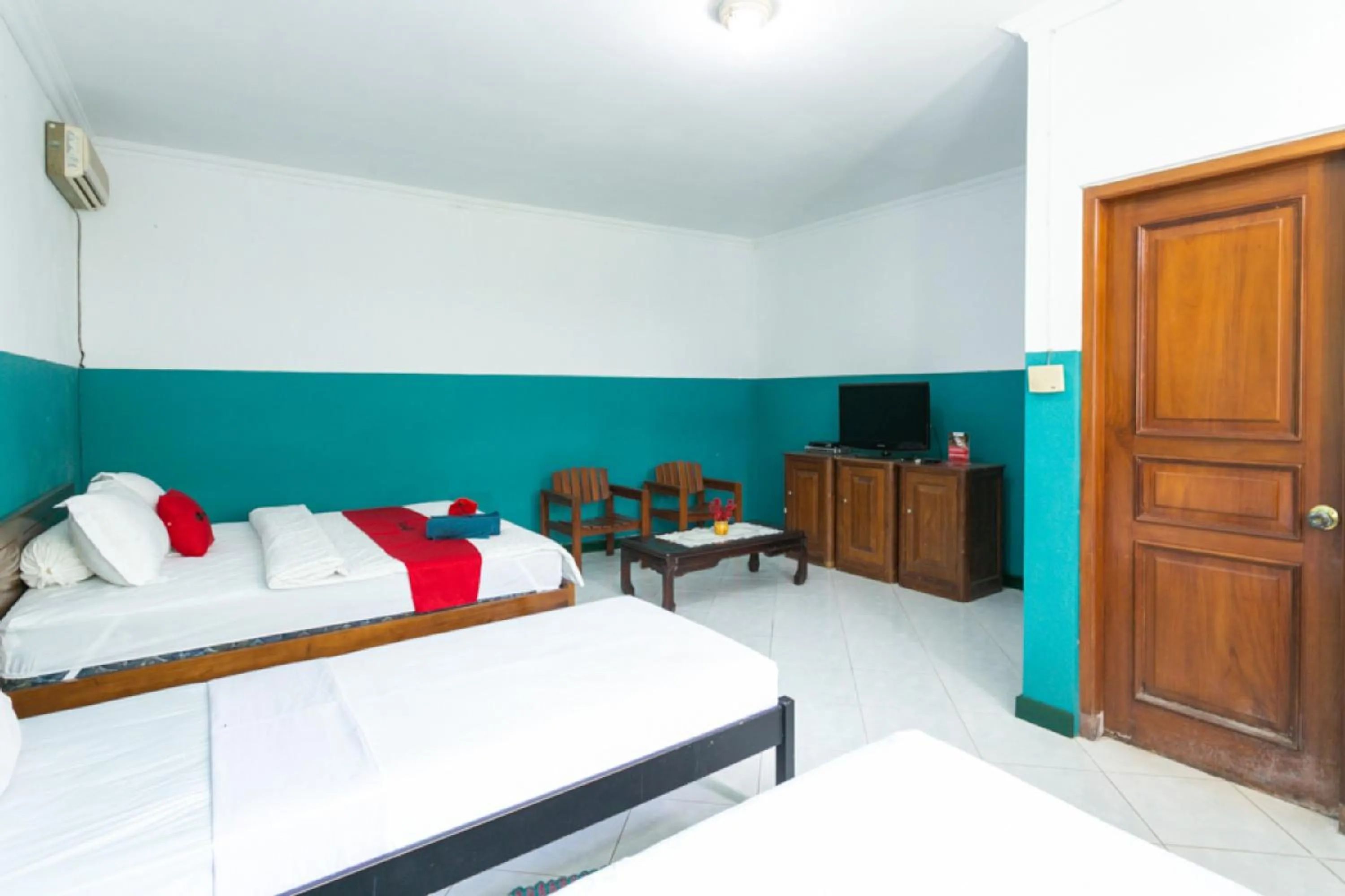 Bedroom, Bed in RedDoorz Syariah near Alun Alun Magelang Bayeman