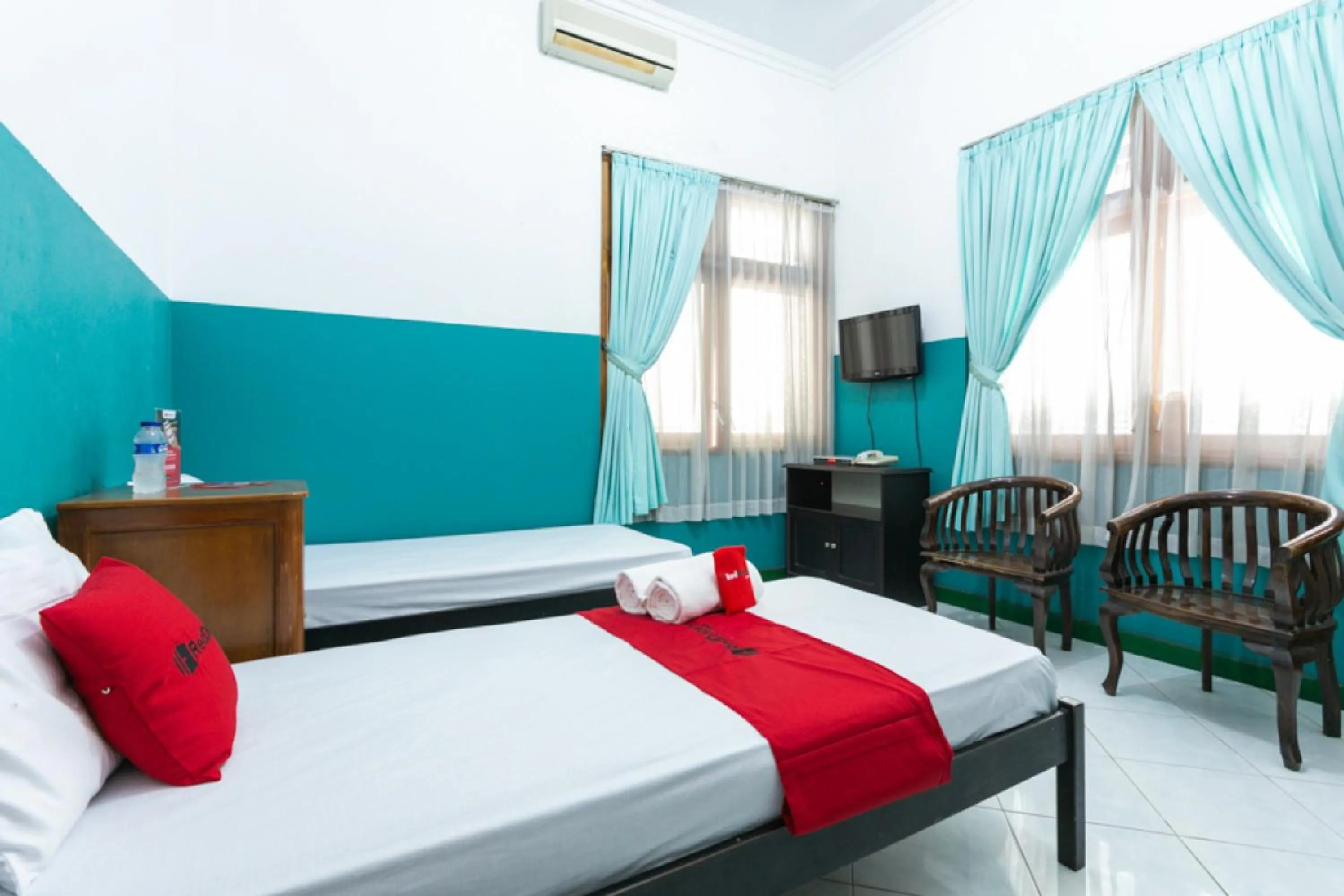 Bedroom, Bed in RedDoorz Syariah near Alun Alun Magelang Bayeman