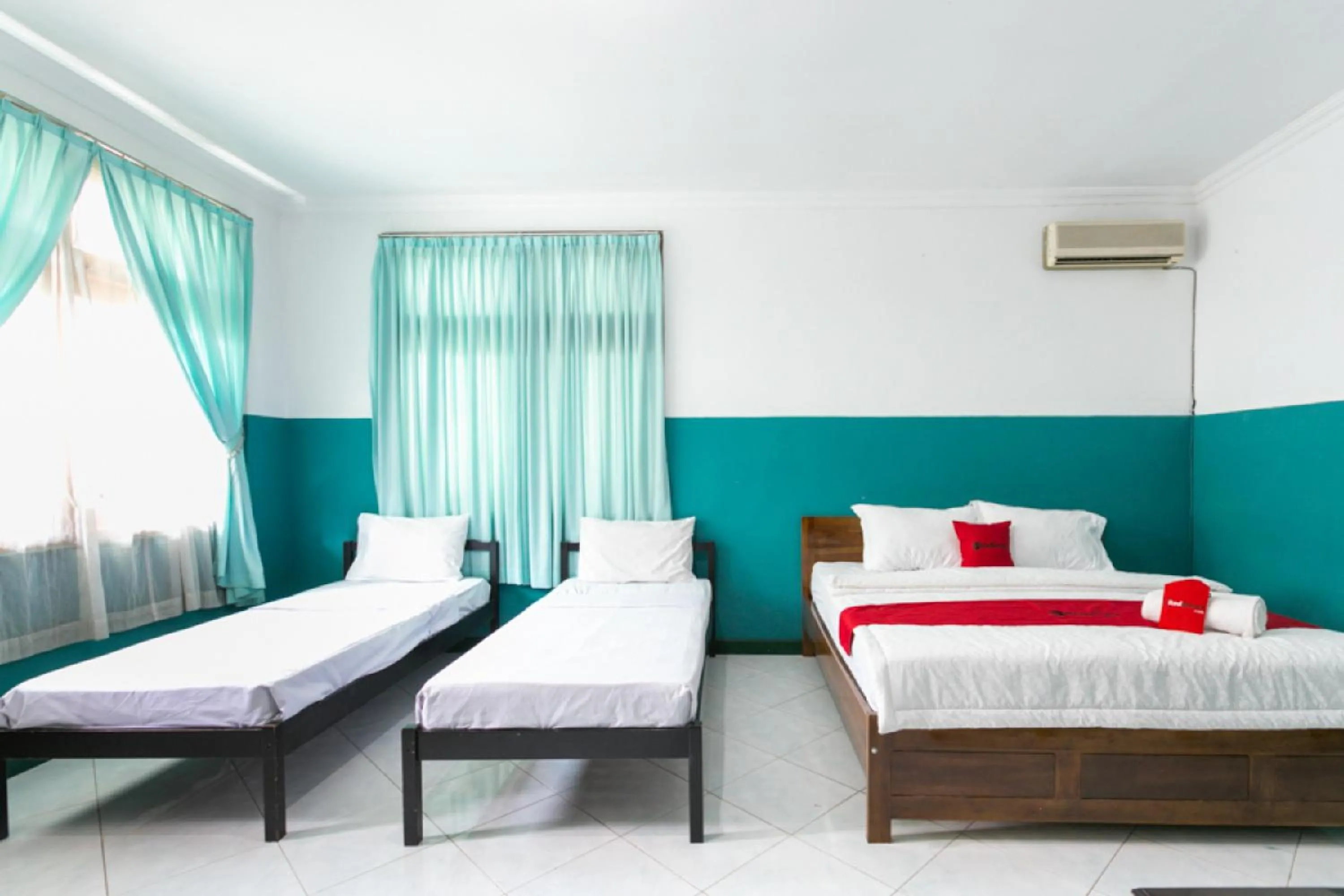 Bedroom, Bed in RedDoorz Syariah near Alun Alun Magelang Bayeman