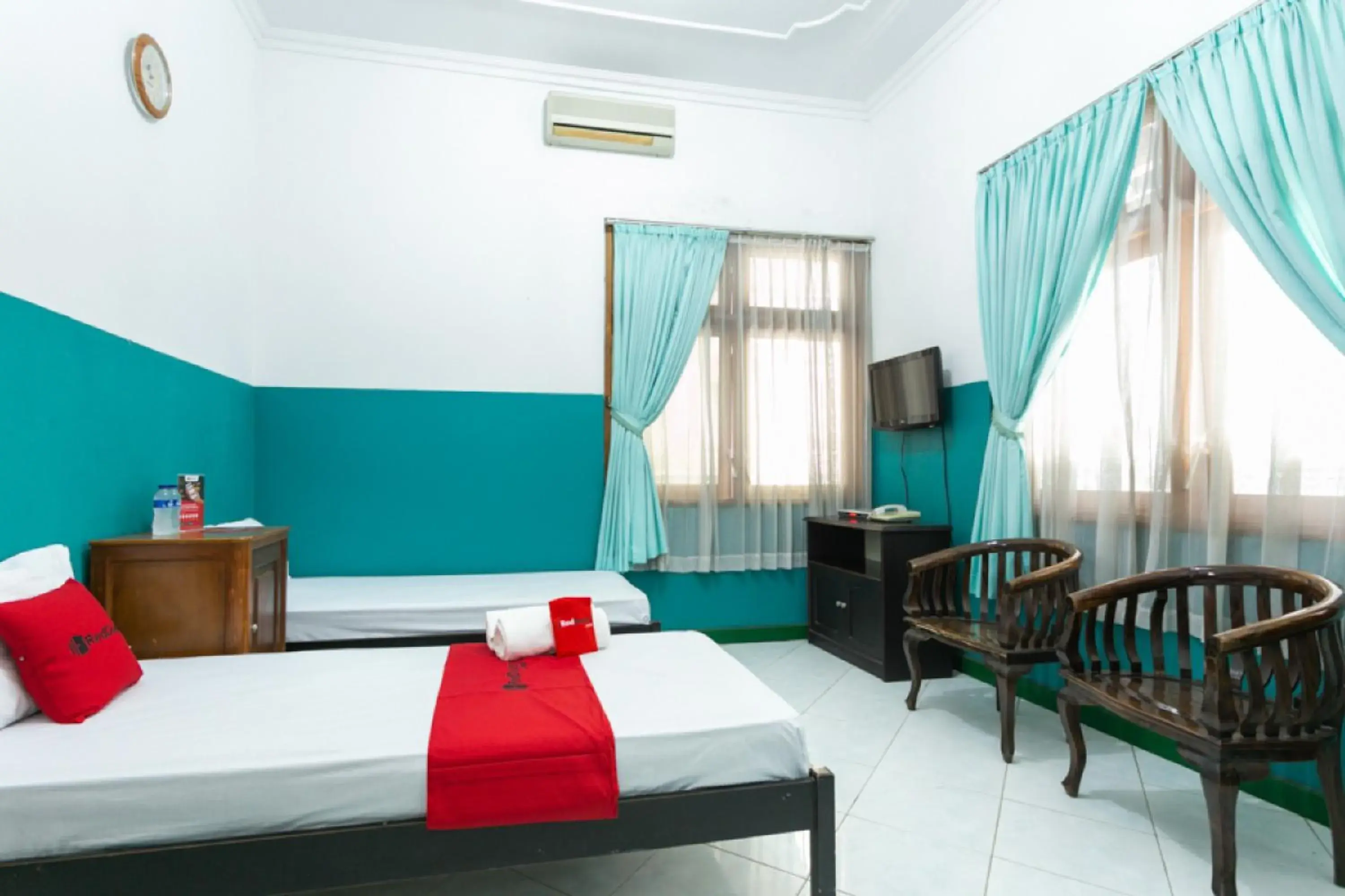 Twin Room in RedDoorz Syariah near Alun Alun Magelang Bayeman Twin Room in RedDoorz Syariah near Alun Alun Magelang Bayeman