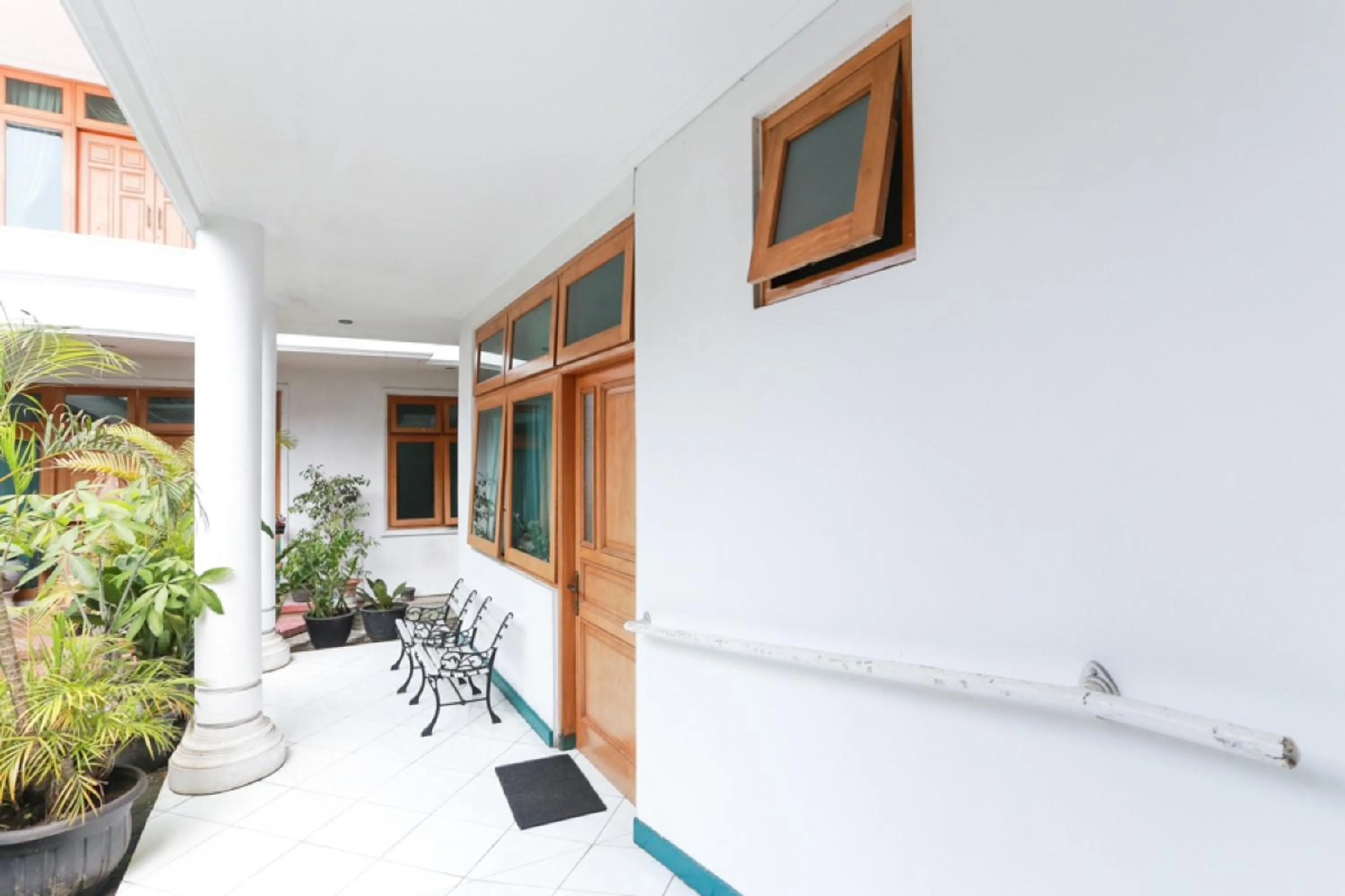 Facade/entrance in RedDoorz Syariah near Alun Alun Magelang Bayeman