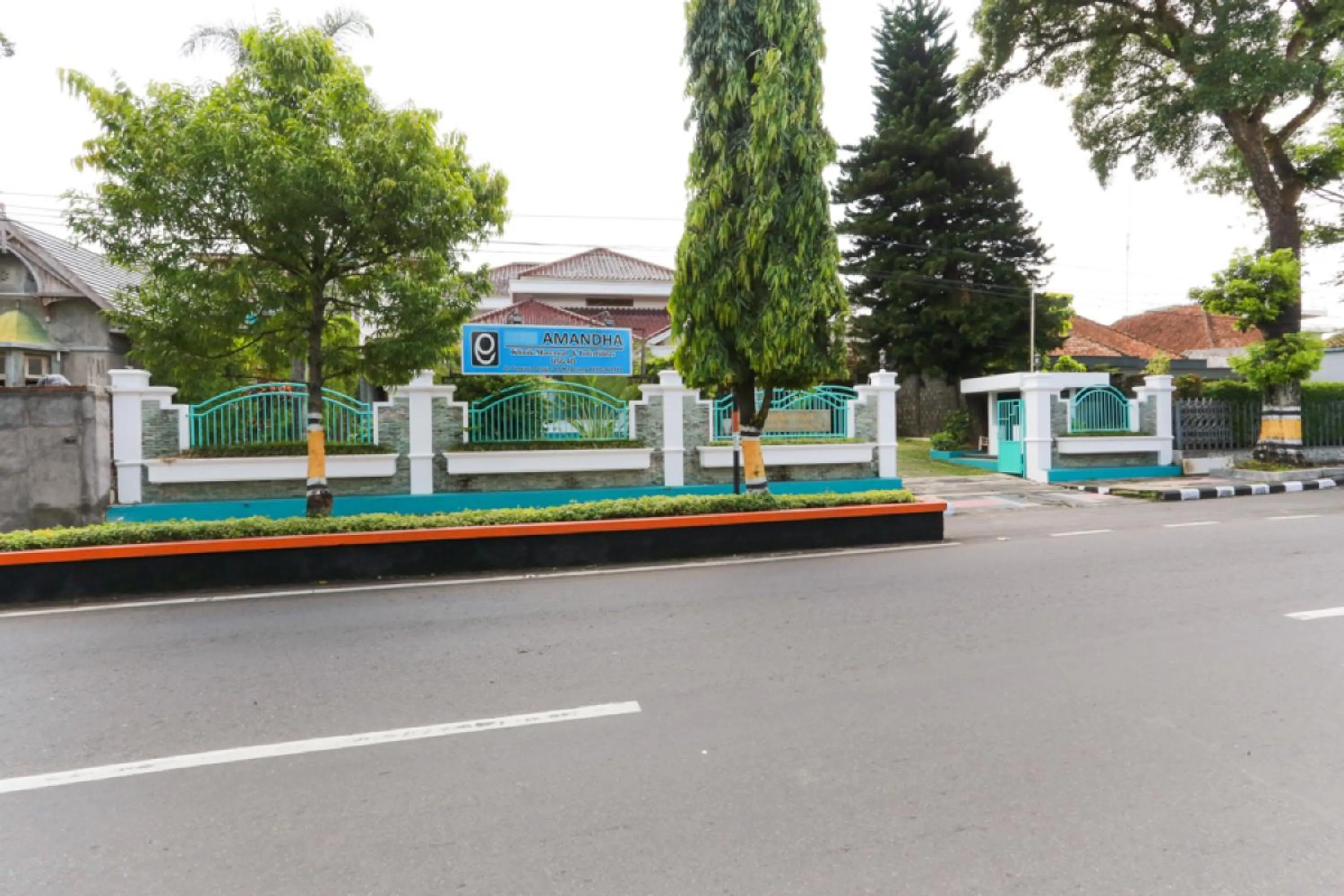 Property logo or sign in RedDoorz Syariah near Alun Alun Magelang Bayeman