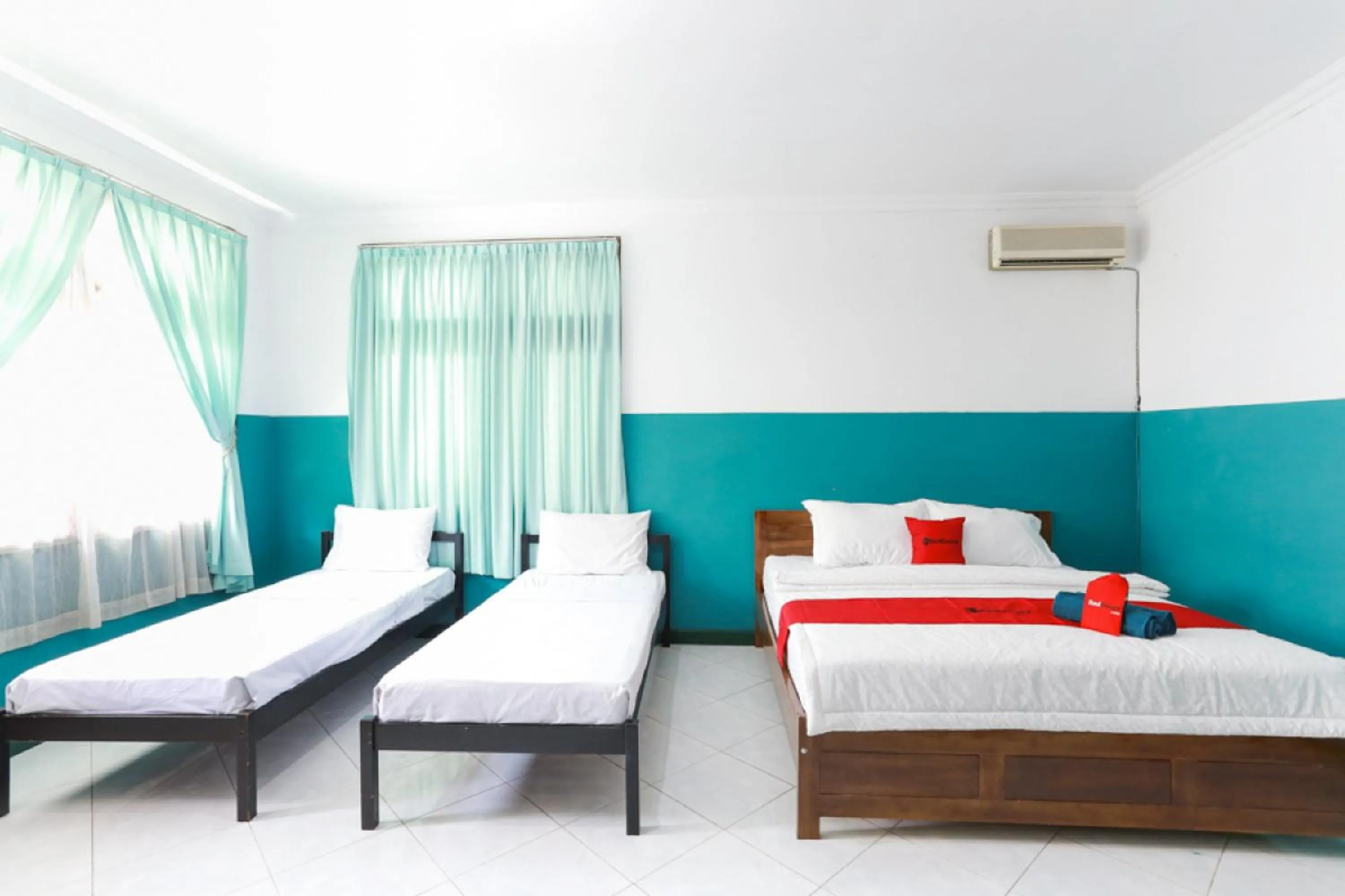 Bedroom, Bed in RedDoorz Syariah near Alun Alun Magelang Bayeman