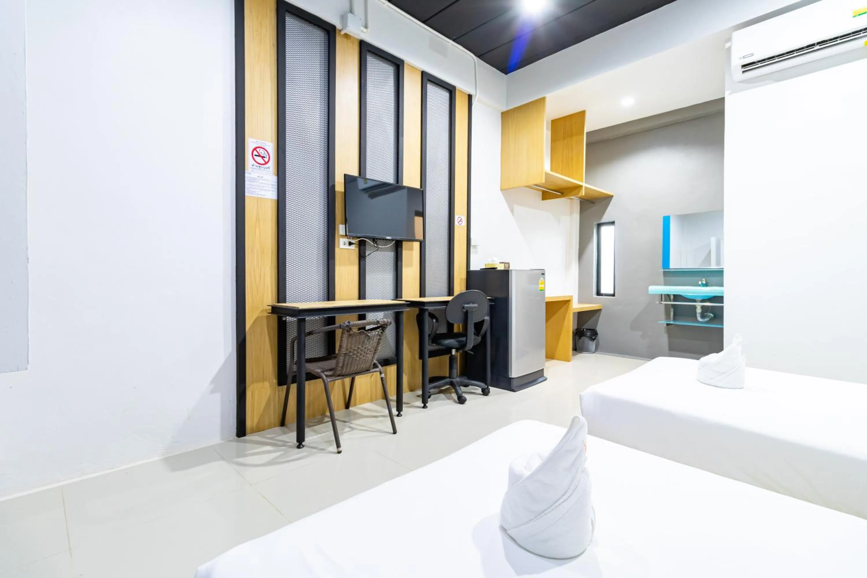 Photo of the whole room, Bed in CS Klongtoey Grand Resort