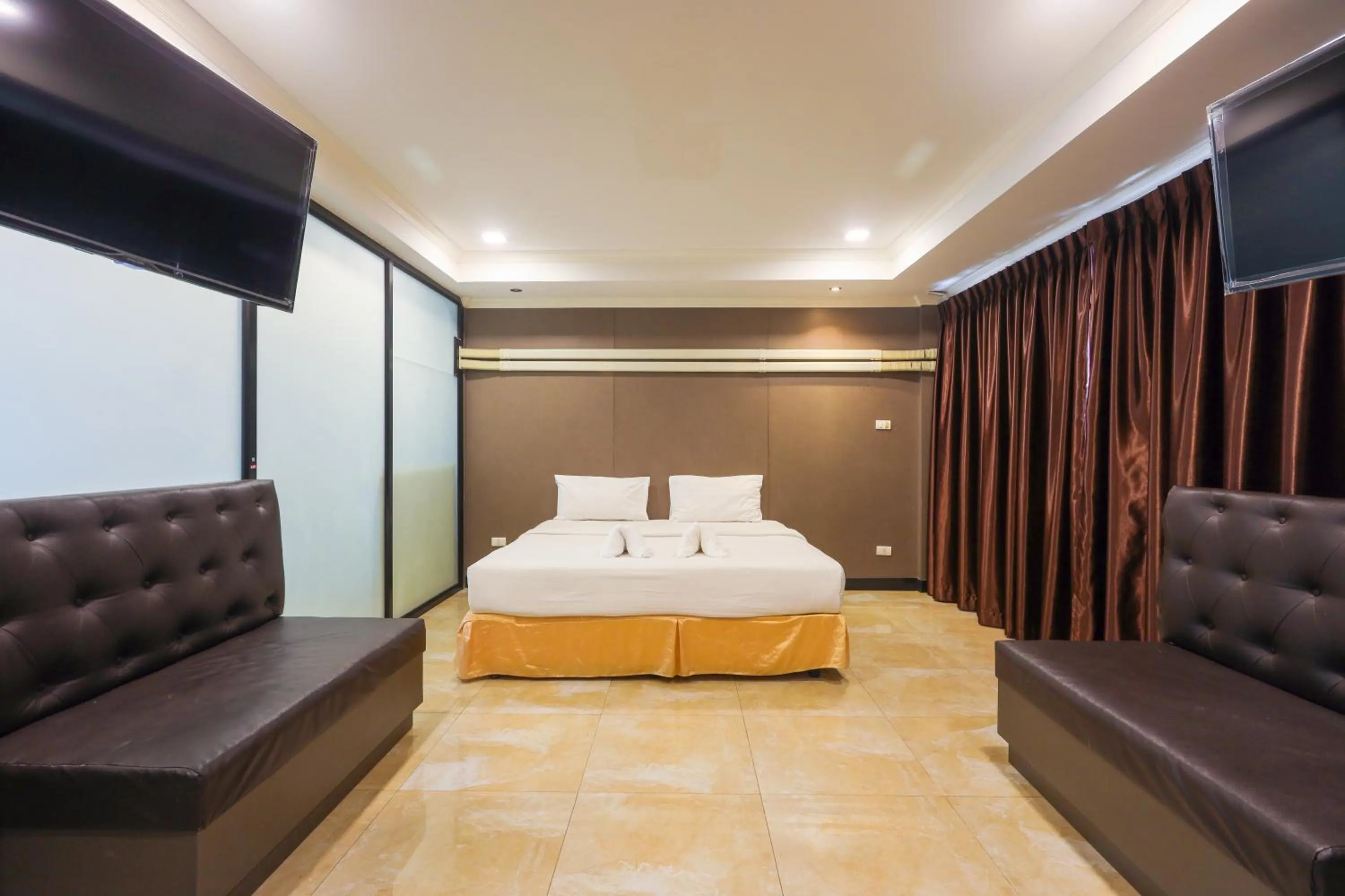 Bed in Land Royal Residence Pattaya