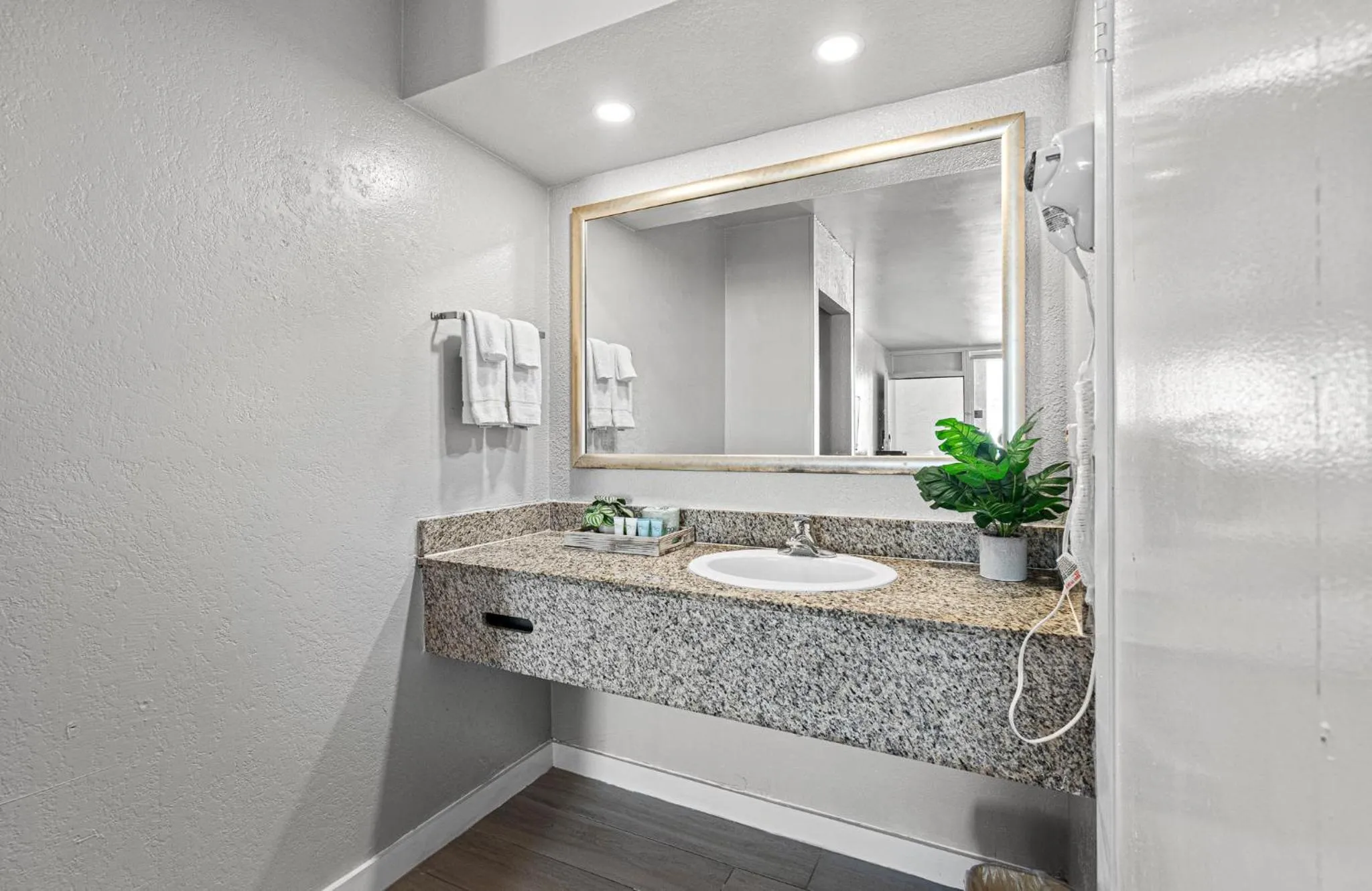 Bathroom in Hotolos Hollywood