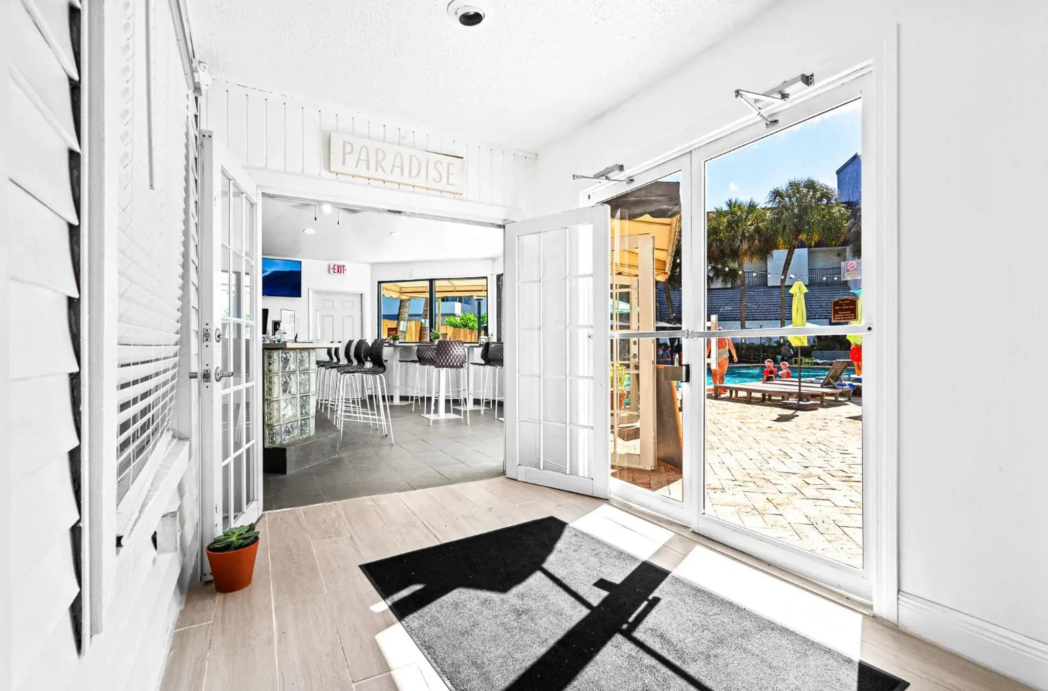 Lounge or bar in Hotolos Hollywood Lounge or bar in Hotolos Hollywood