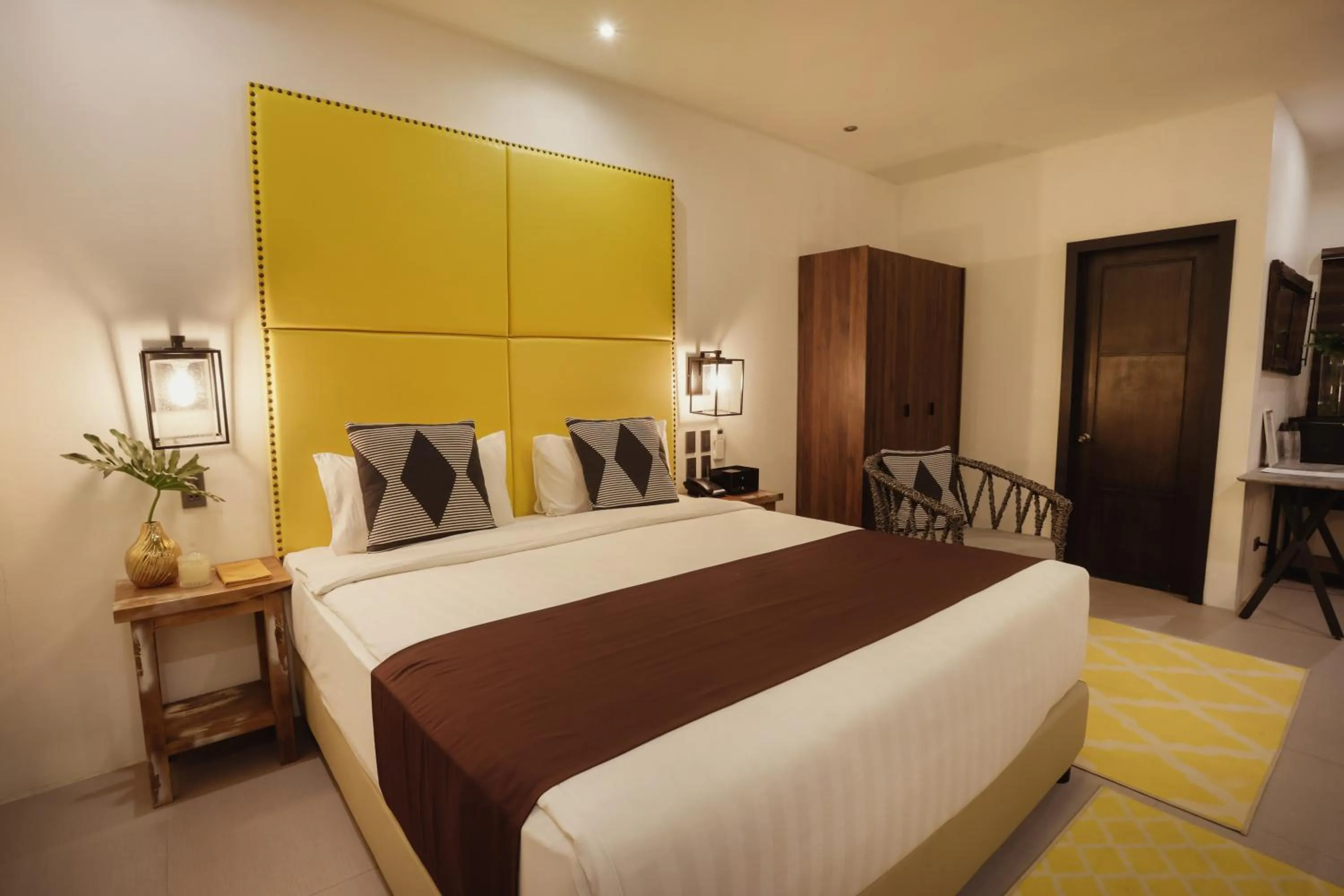 Photo of the whole room, Bed in The Bourke Hotel