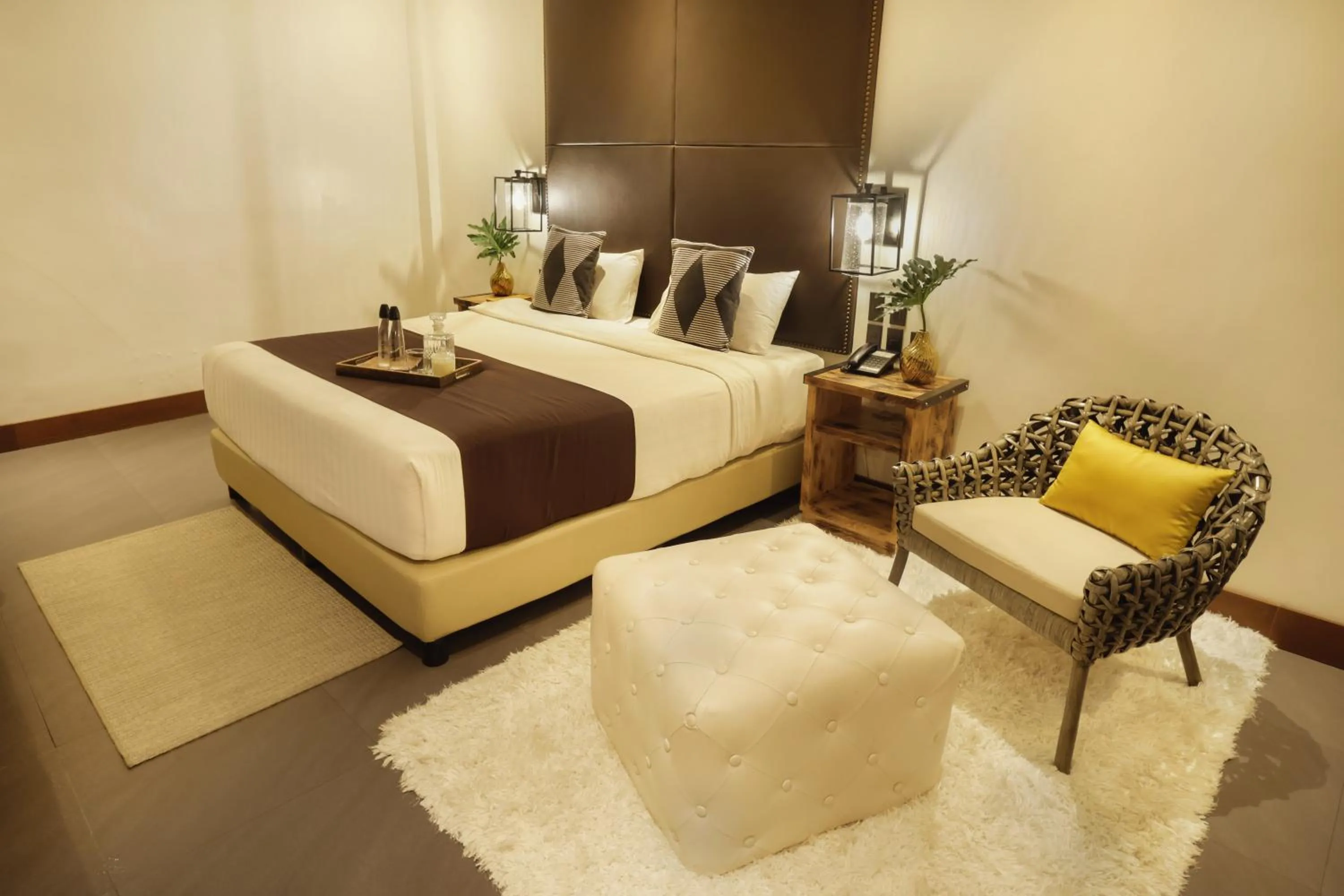 Photo of the whole room, Bed in The Bourke Hotel