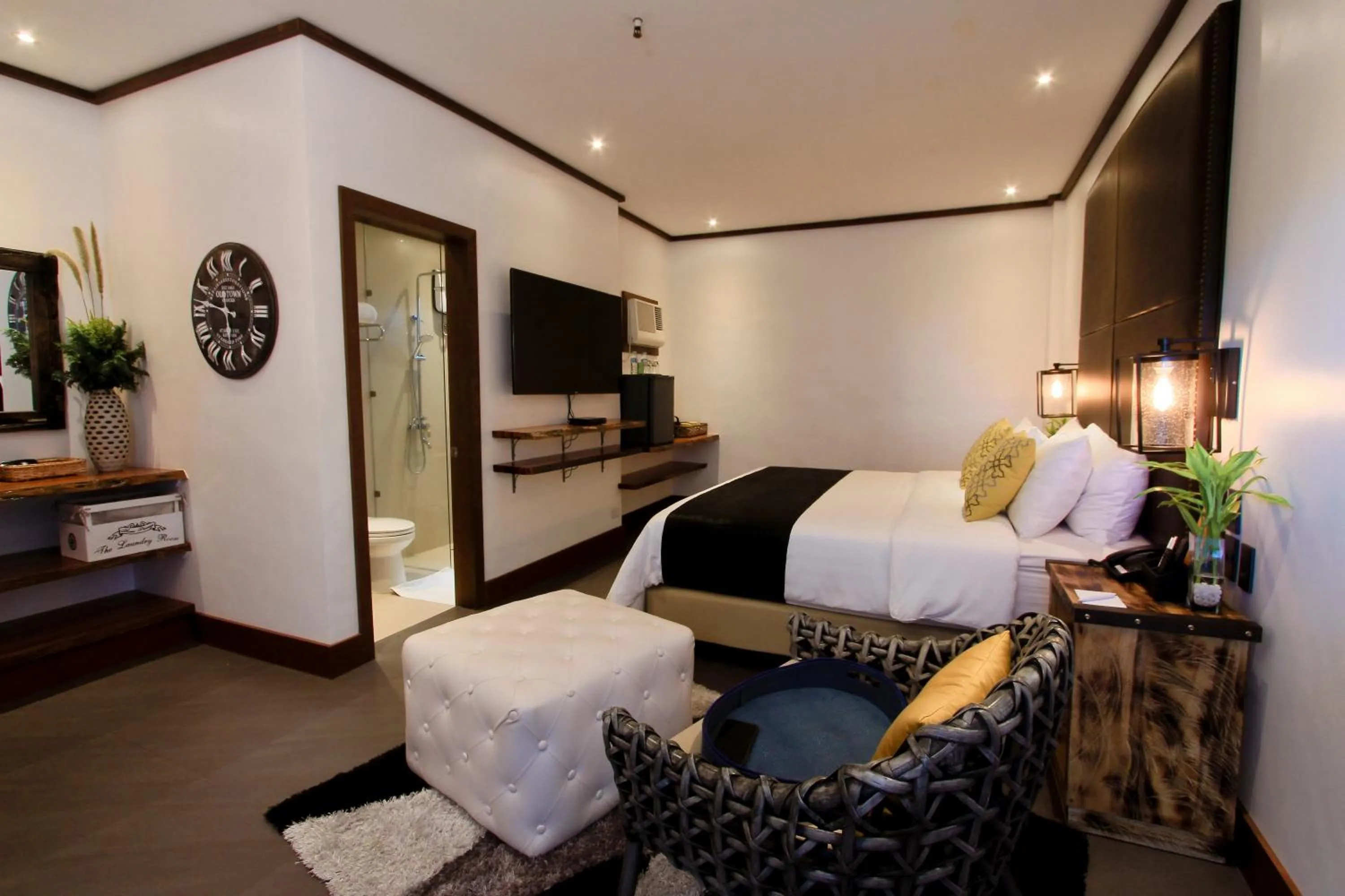 Photo of the whole room, Bed in The Bourke Hotel