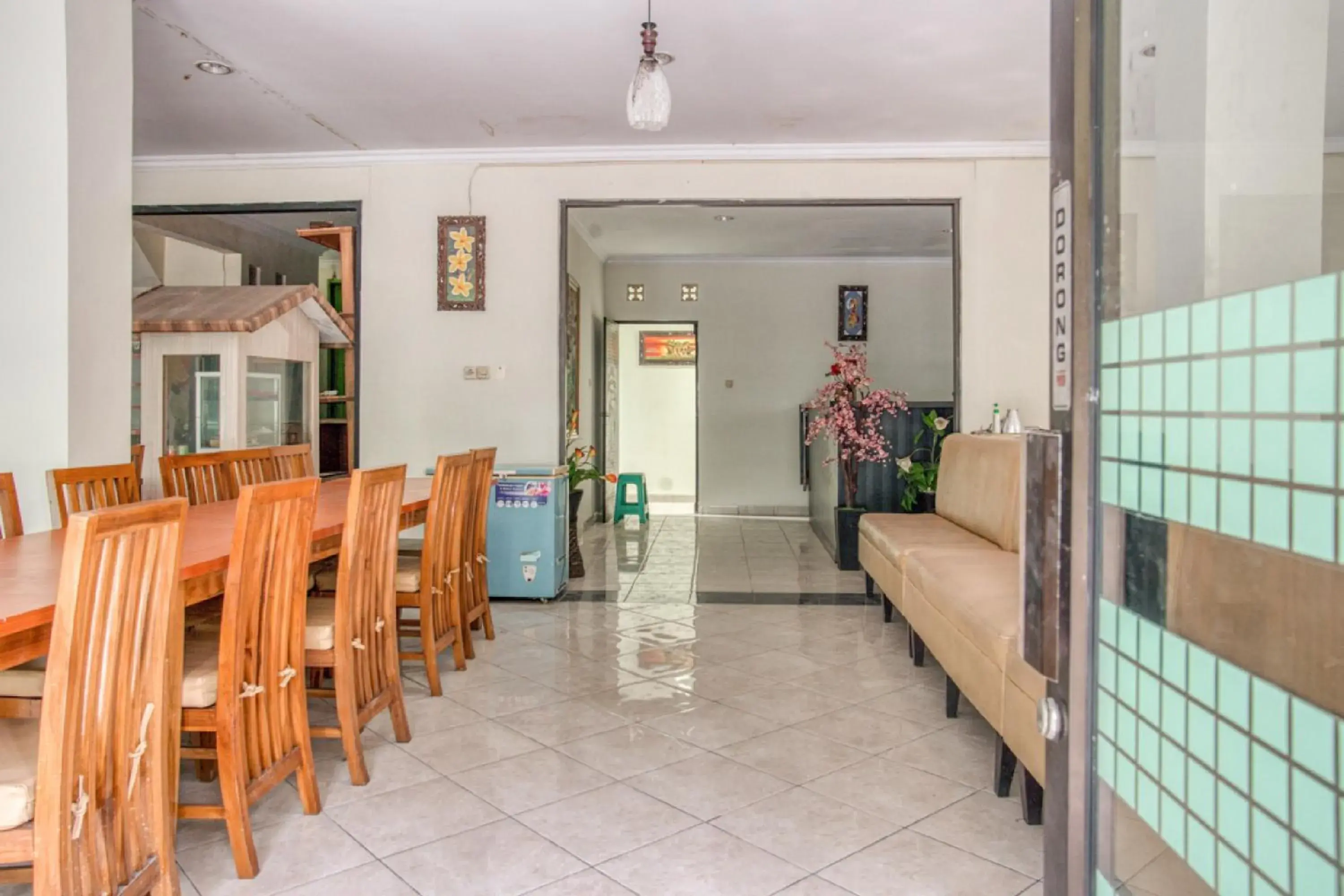 Lobby or reception in RedDoorz near Taman Mini Jakarta Lobby or reception in RedDoorz near Taman Mini Jakarta