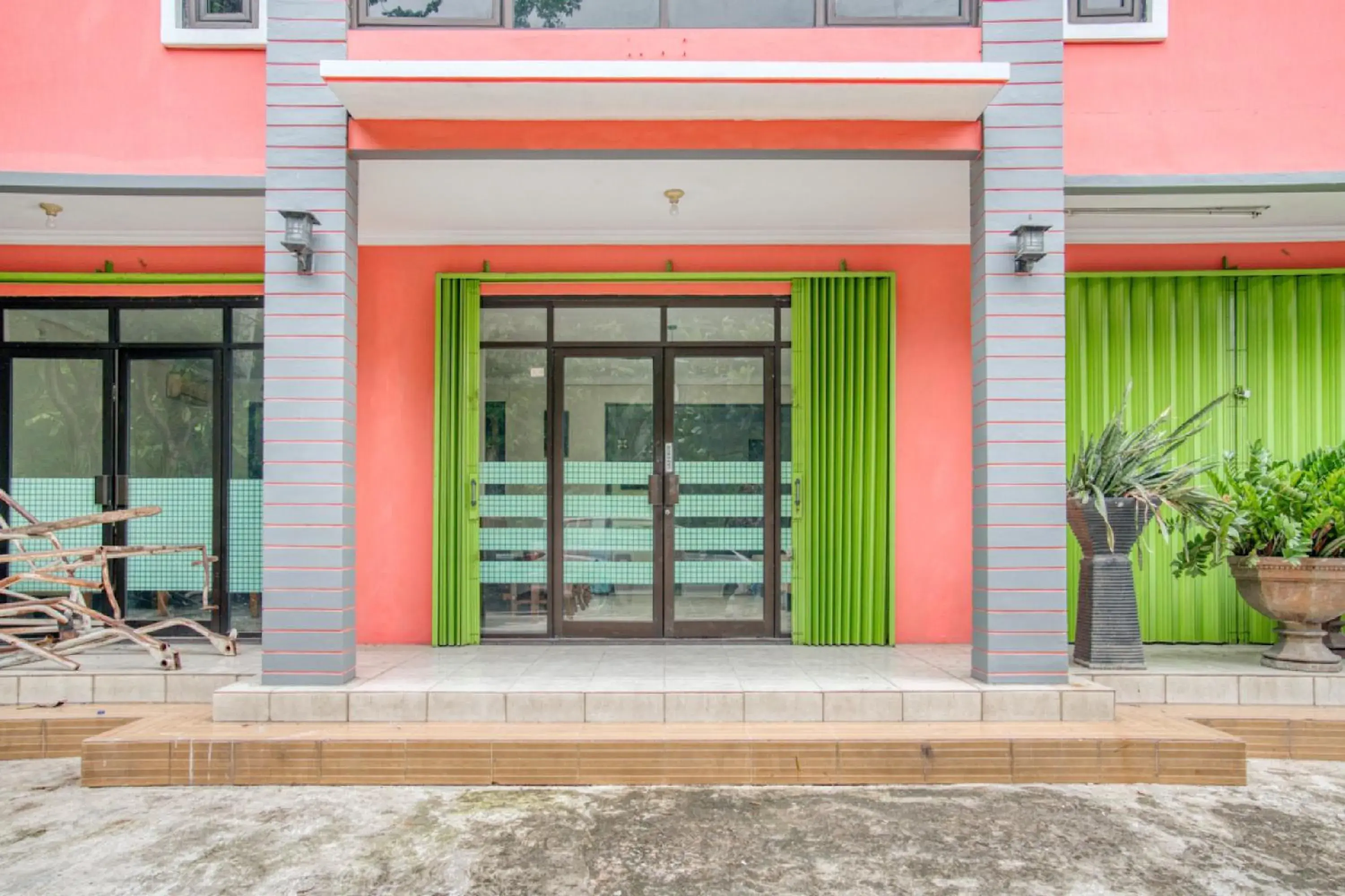 Facade/entrance in RedDoorz near Taman Mini Jakarta Facade/entrance in RedDoorz near Taman Mini Jakarta