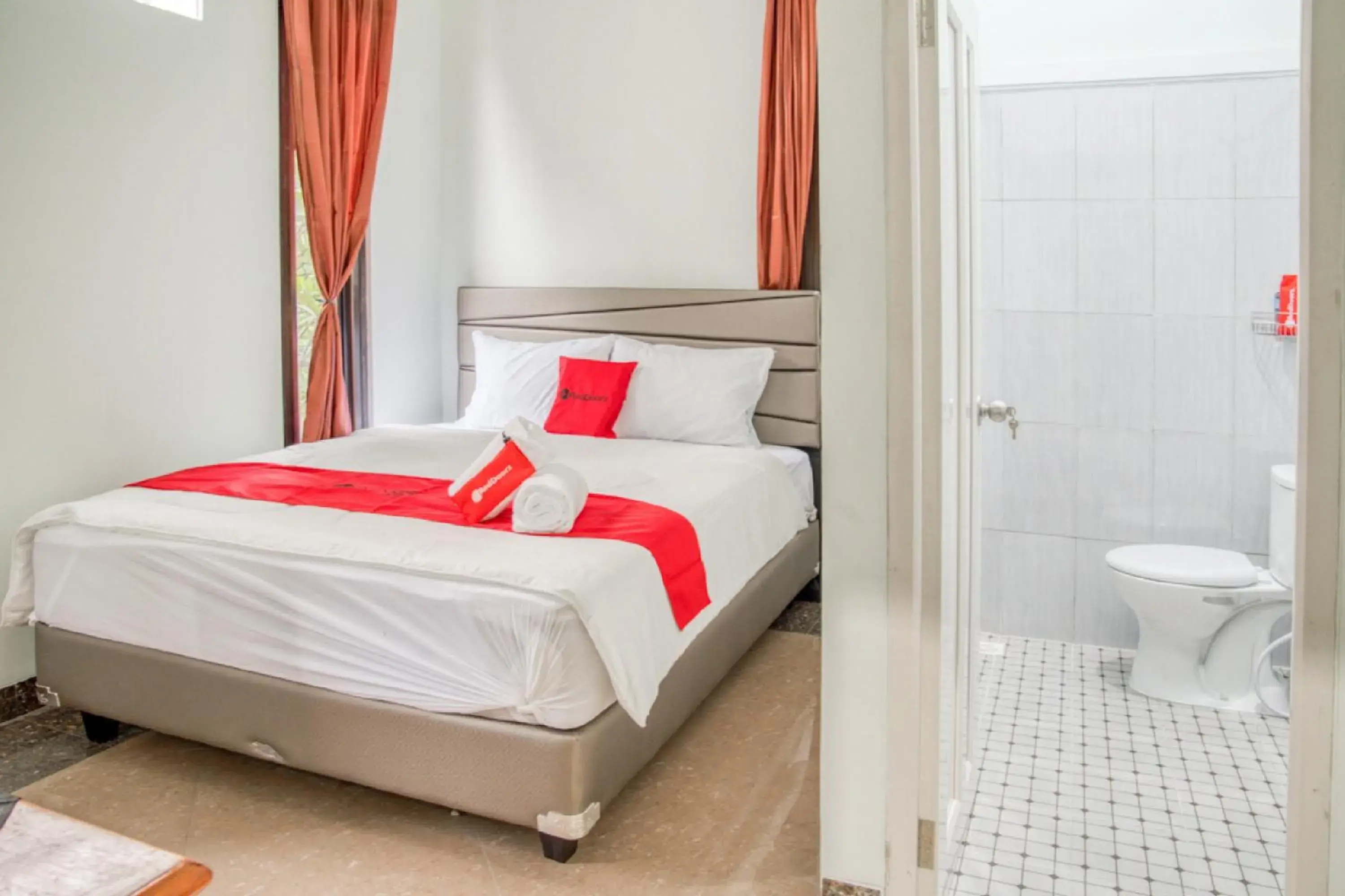 Bedroom, Bed in RedDoorz near Taman Mini Jakarta Bedroom, Bed in RedDoorz near Taman Mini Jakarta