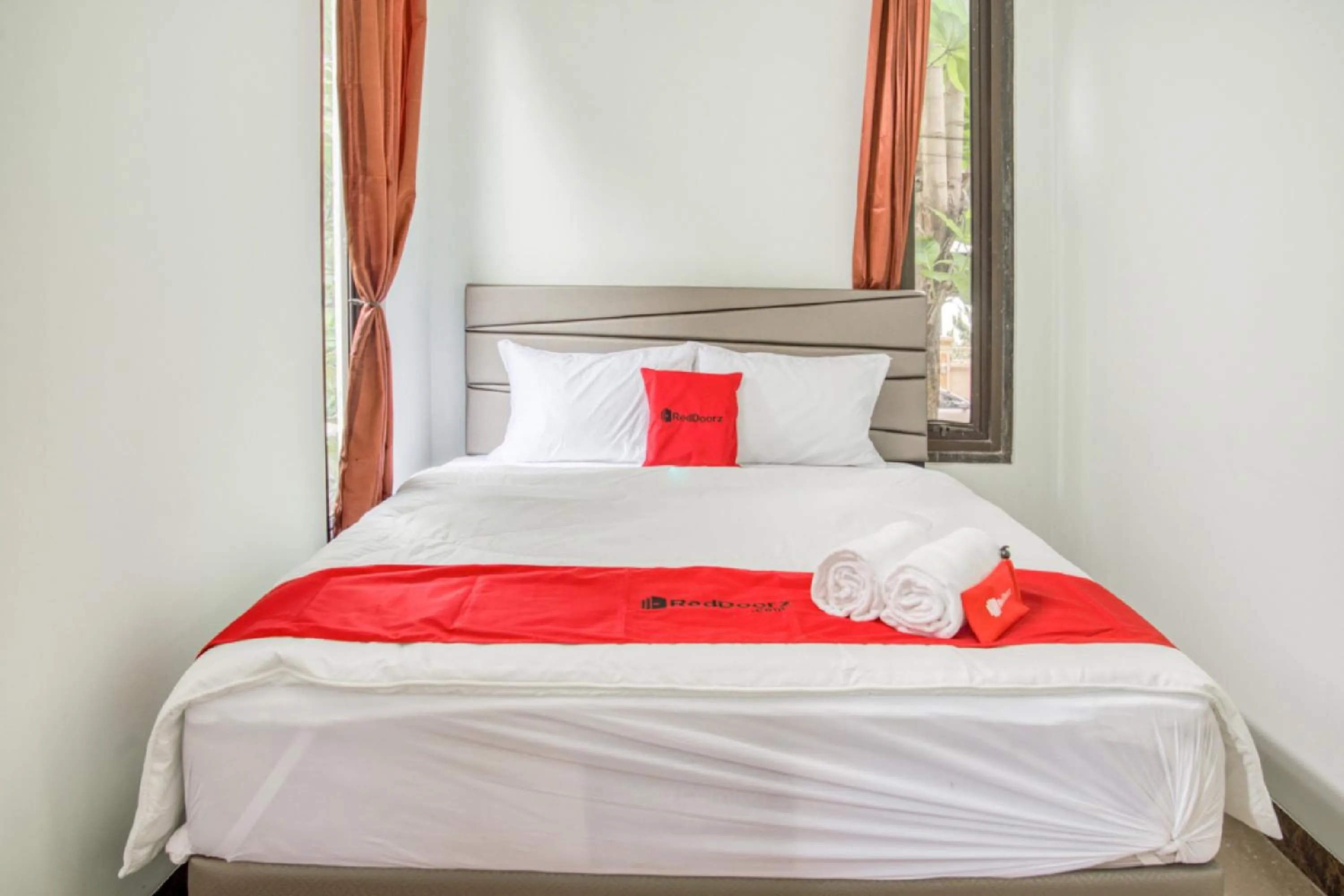Bedroom, Bed in RedDoorz near Taman Mini Jakarta