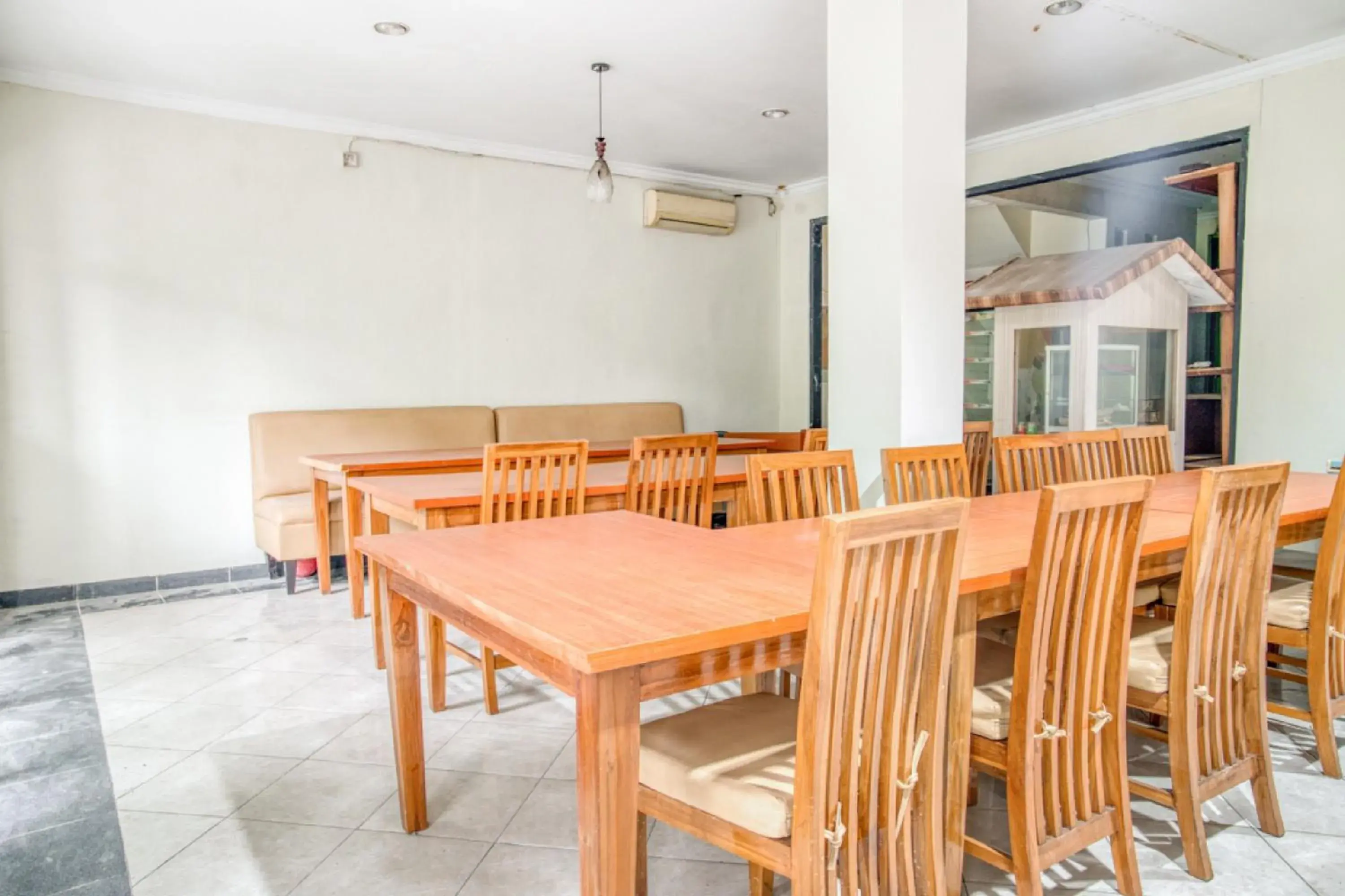 Restaurant/places to eat in RedDoorz near Taman Mini Jakarta Restaurant/places to eat in RedDoorz near Taman Mini Jakarta