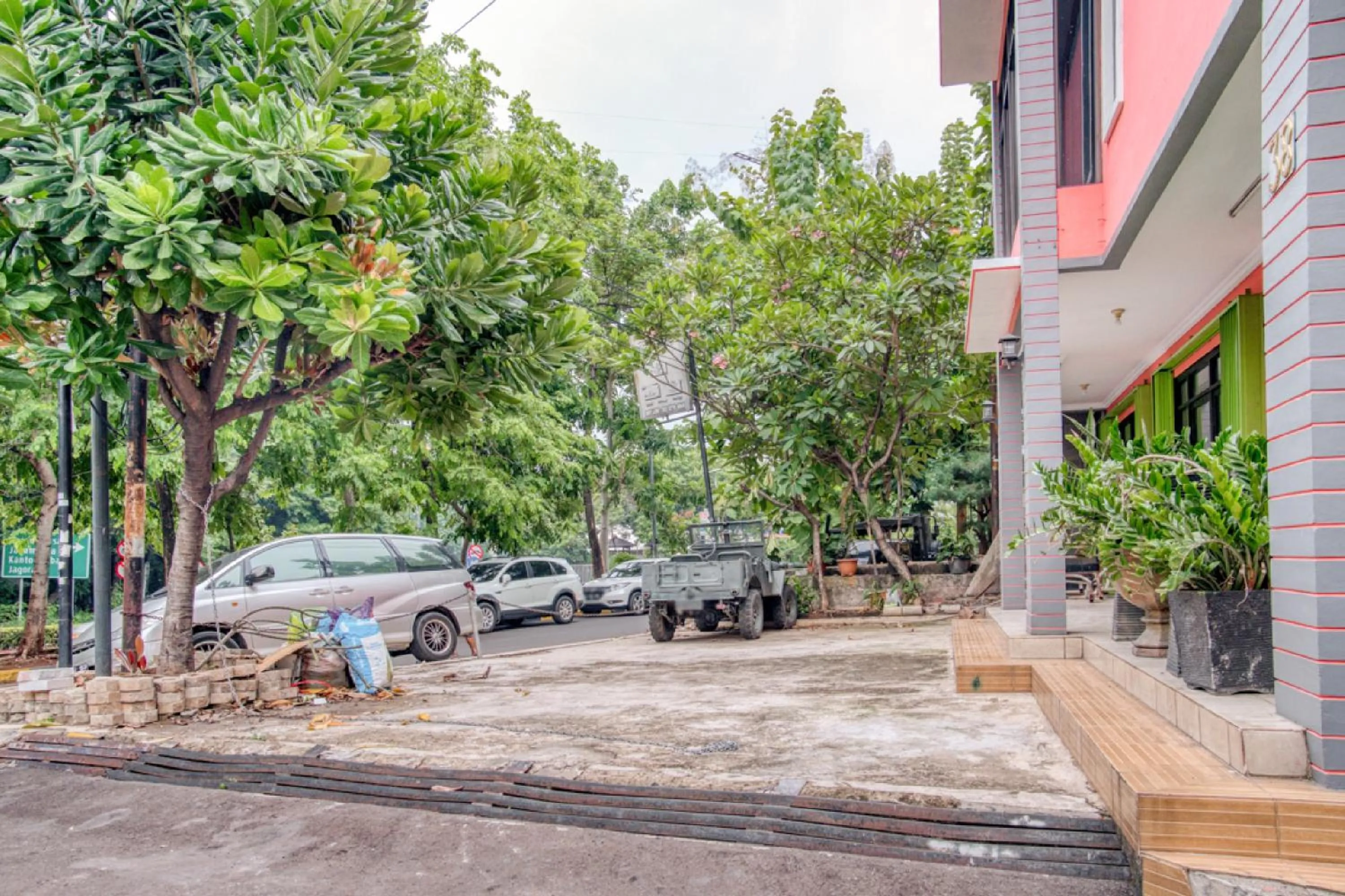 Patio in RedDoorz near Taman Mini Jakarta