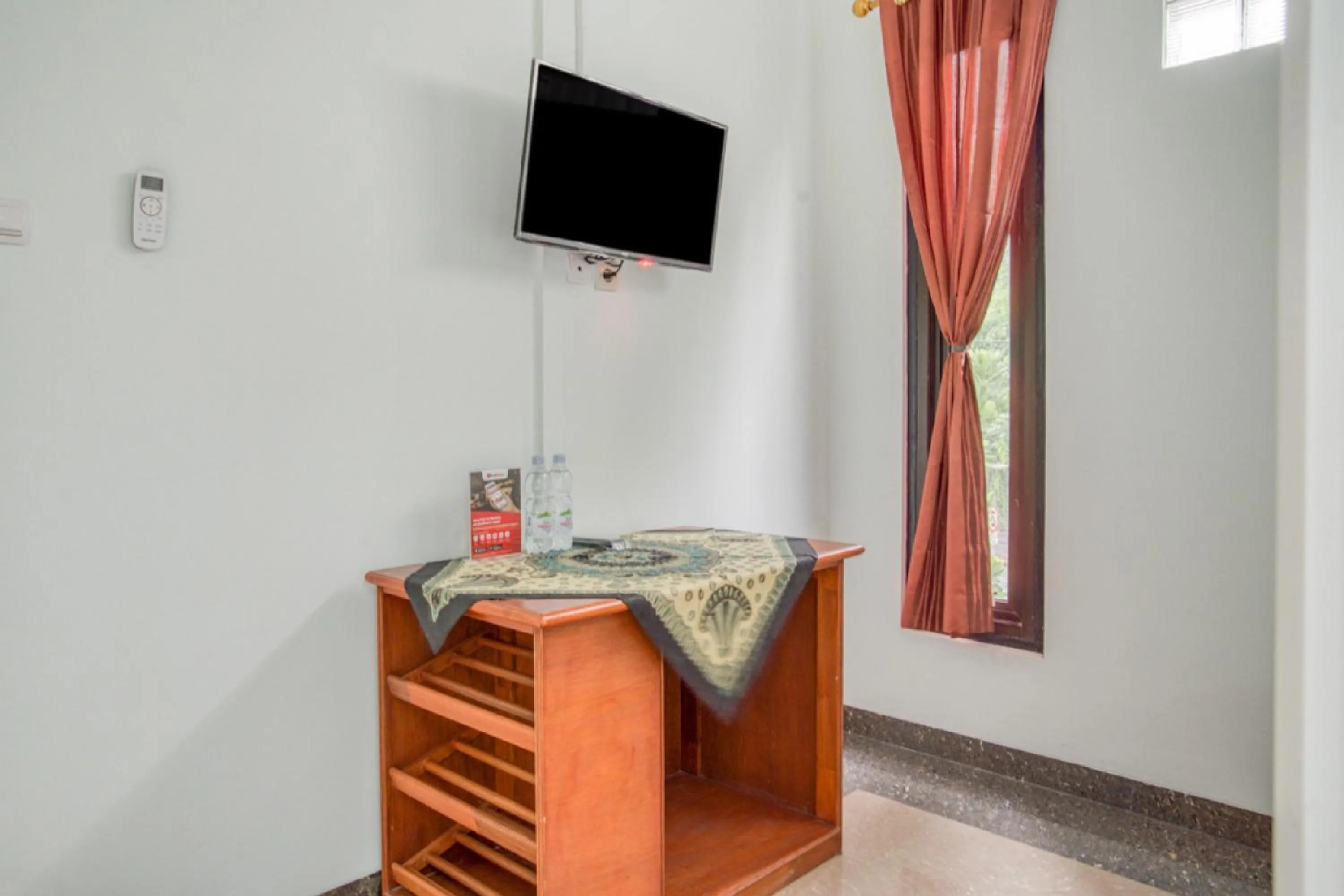 TV and multimedia in RedDoorz near Taman Mini Jakarta