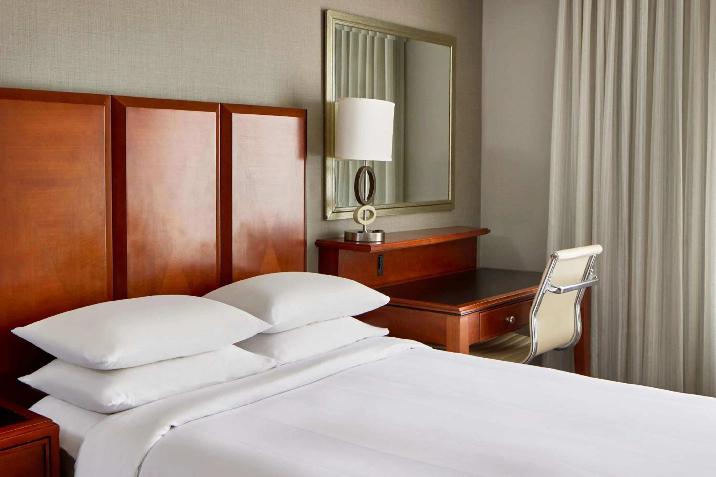 Photo of the whole room, Bed in Detroit Metro Airport Marriott