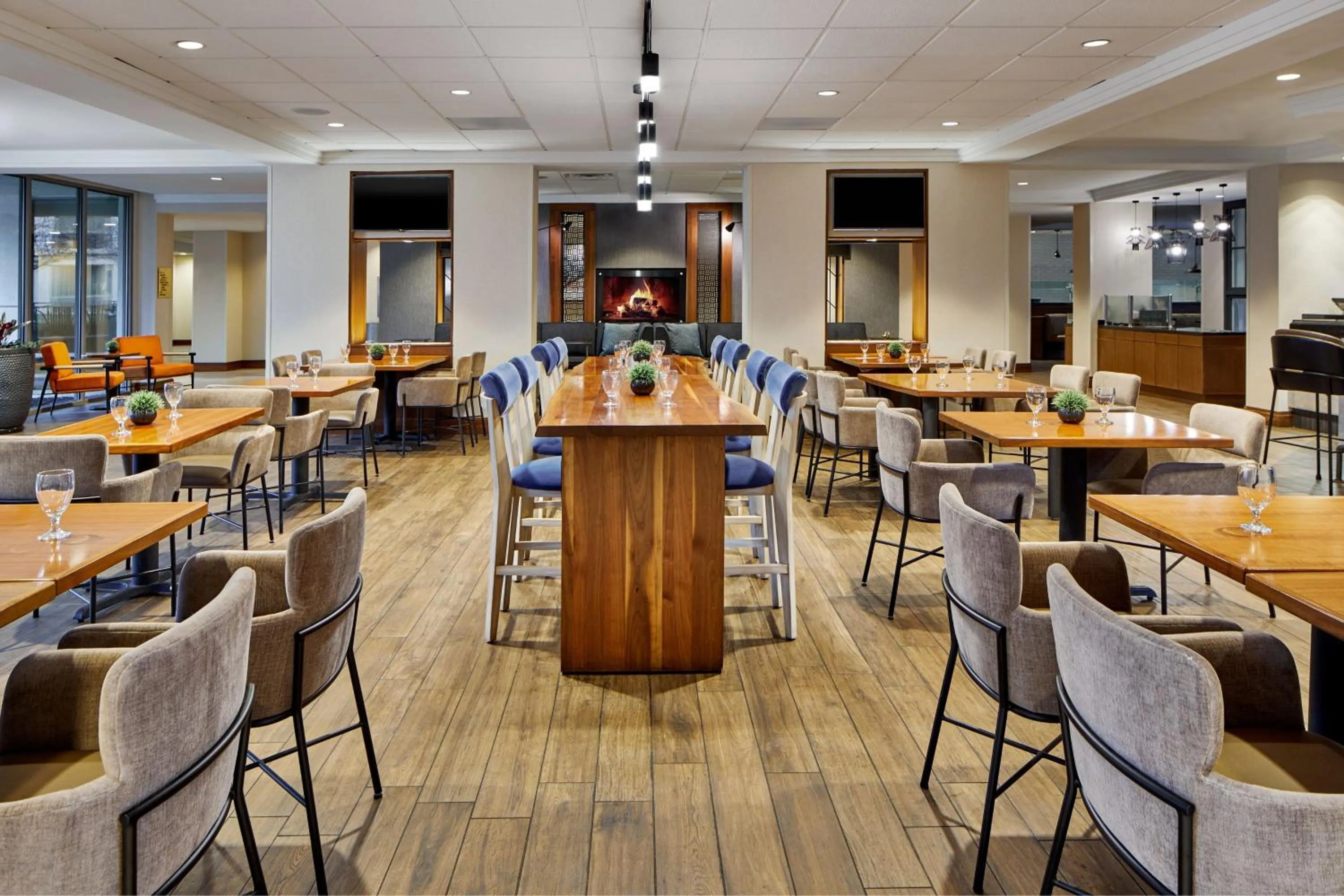 Restaurant/places to eat in Detroit Metro Airport Marriott
