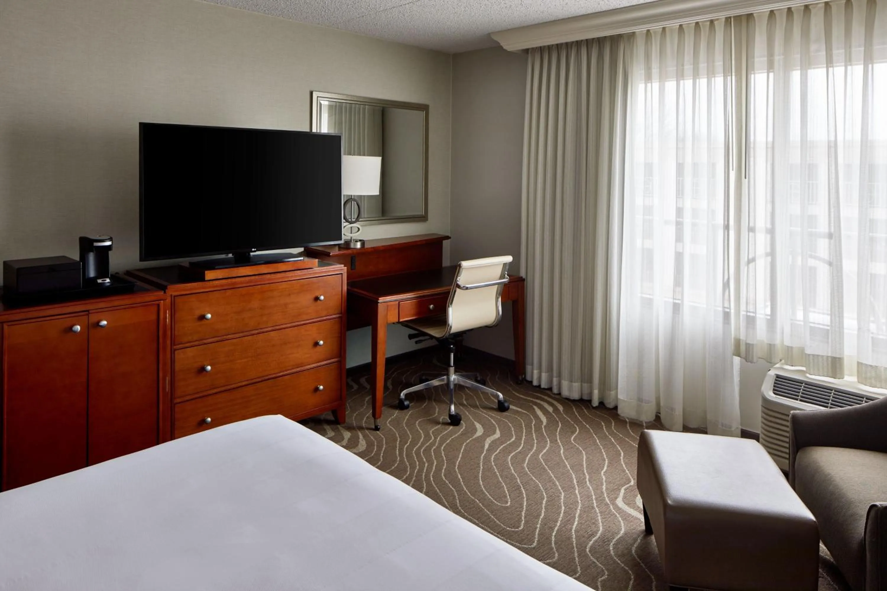 Photo of the whole room, Bed in Detroit Metro Airport Marriott