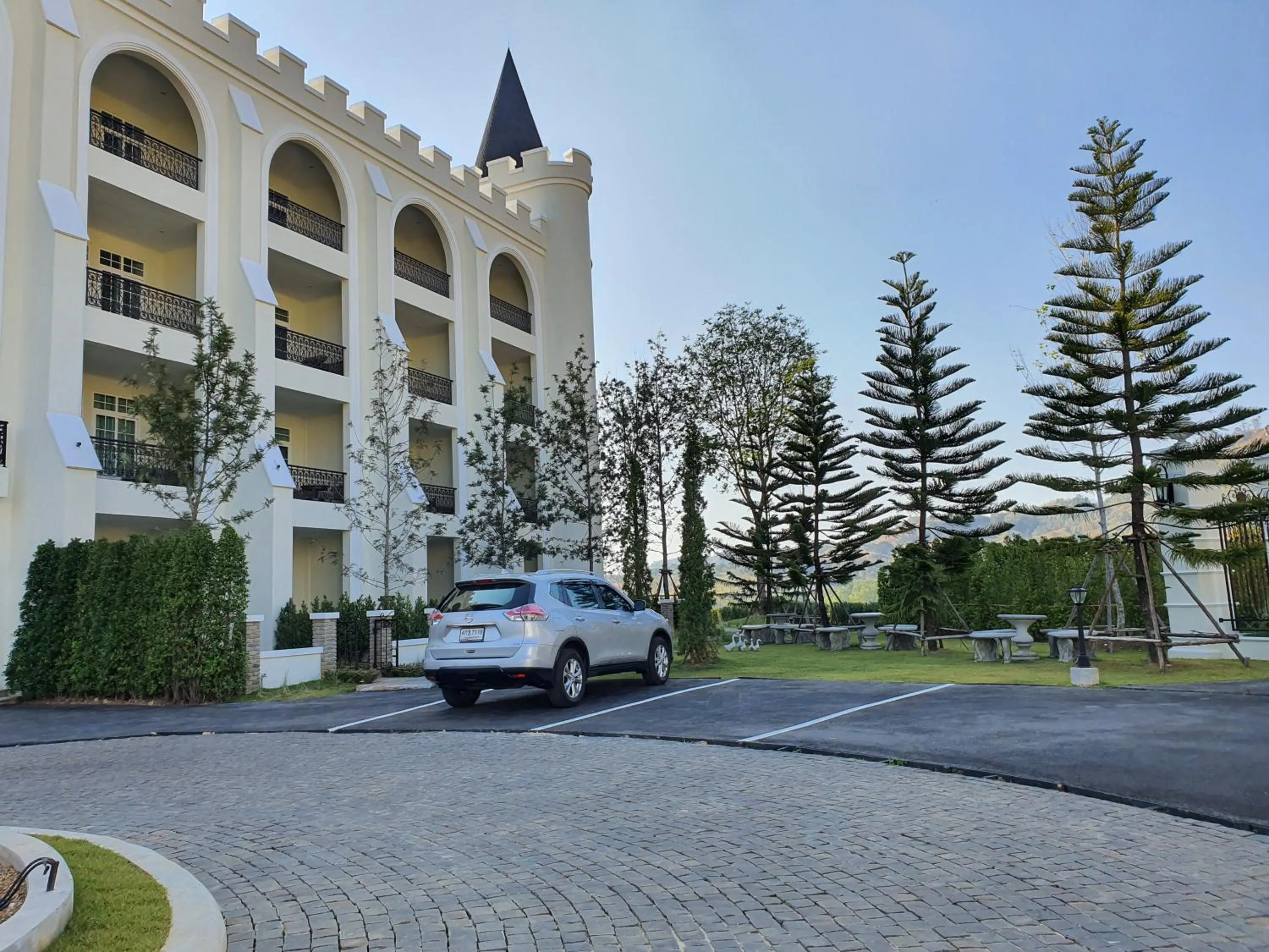 The Castell Condo by Nutthiwan room 912 and 921