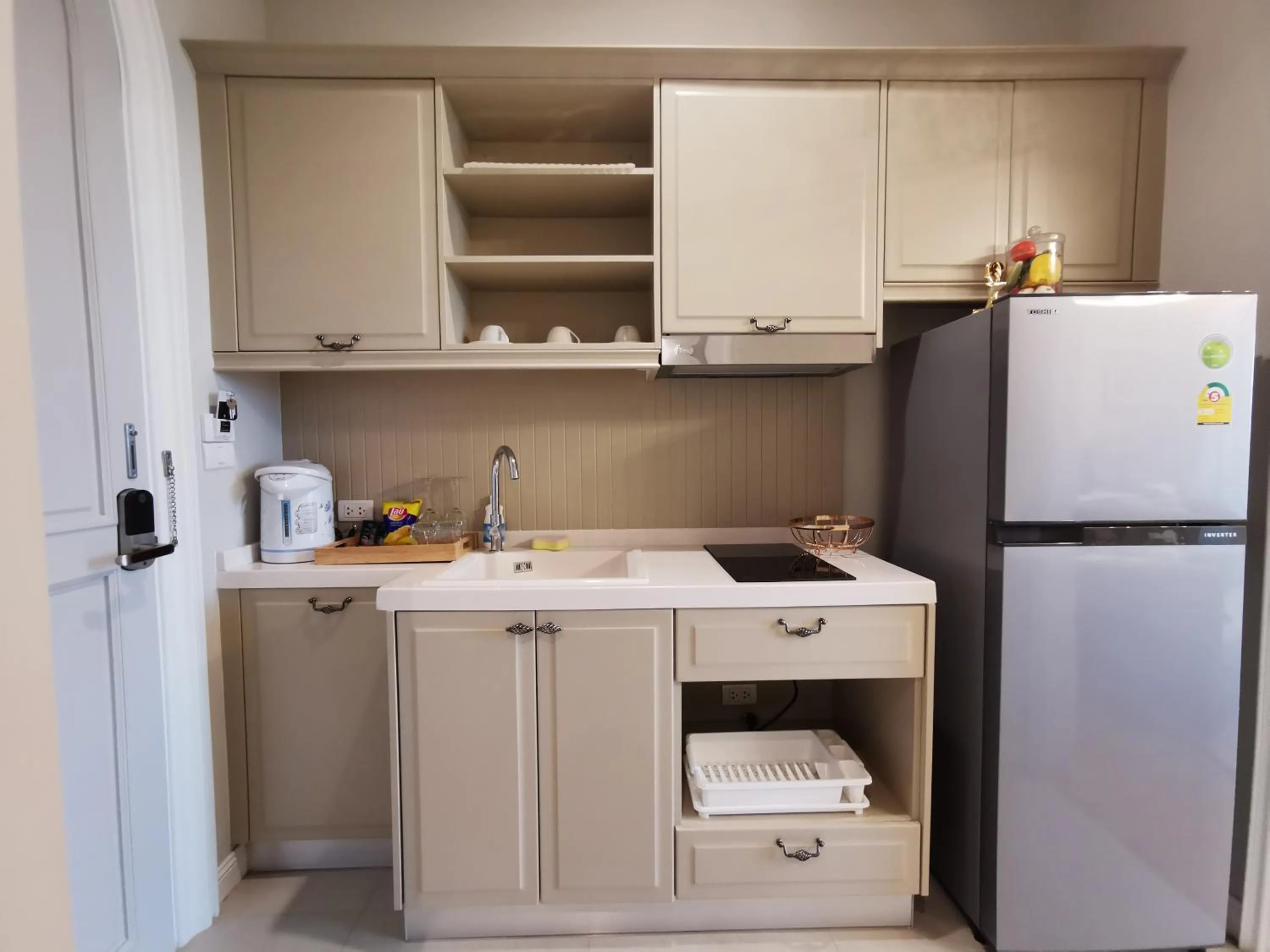 Kitchen or kitchenette in The Castell Condo by Nutthiwan room 912 and 921