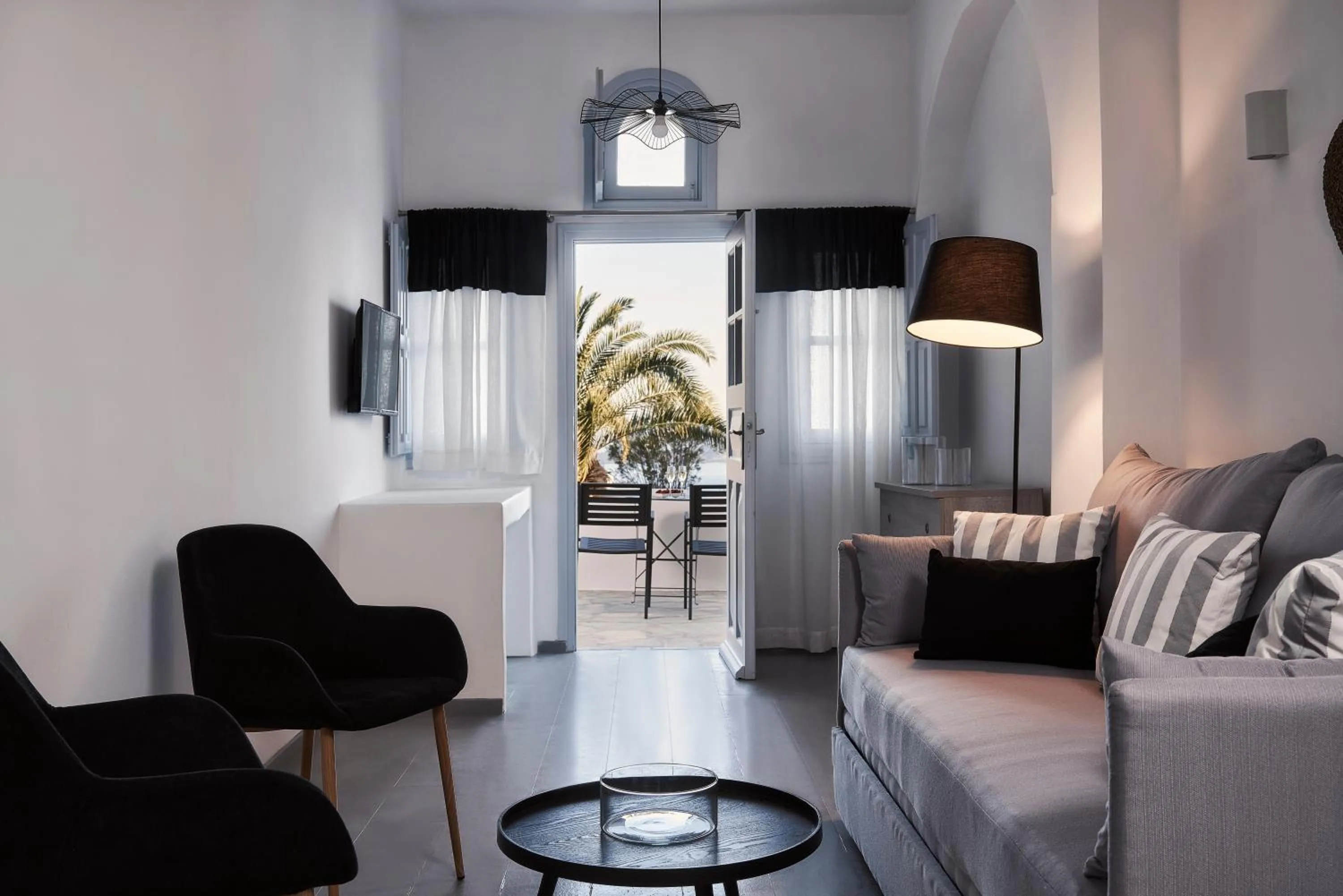 Seating area, Bed in Mr and Mrs White Oia - Santorini