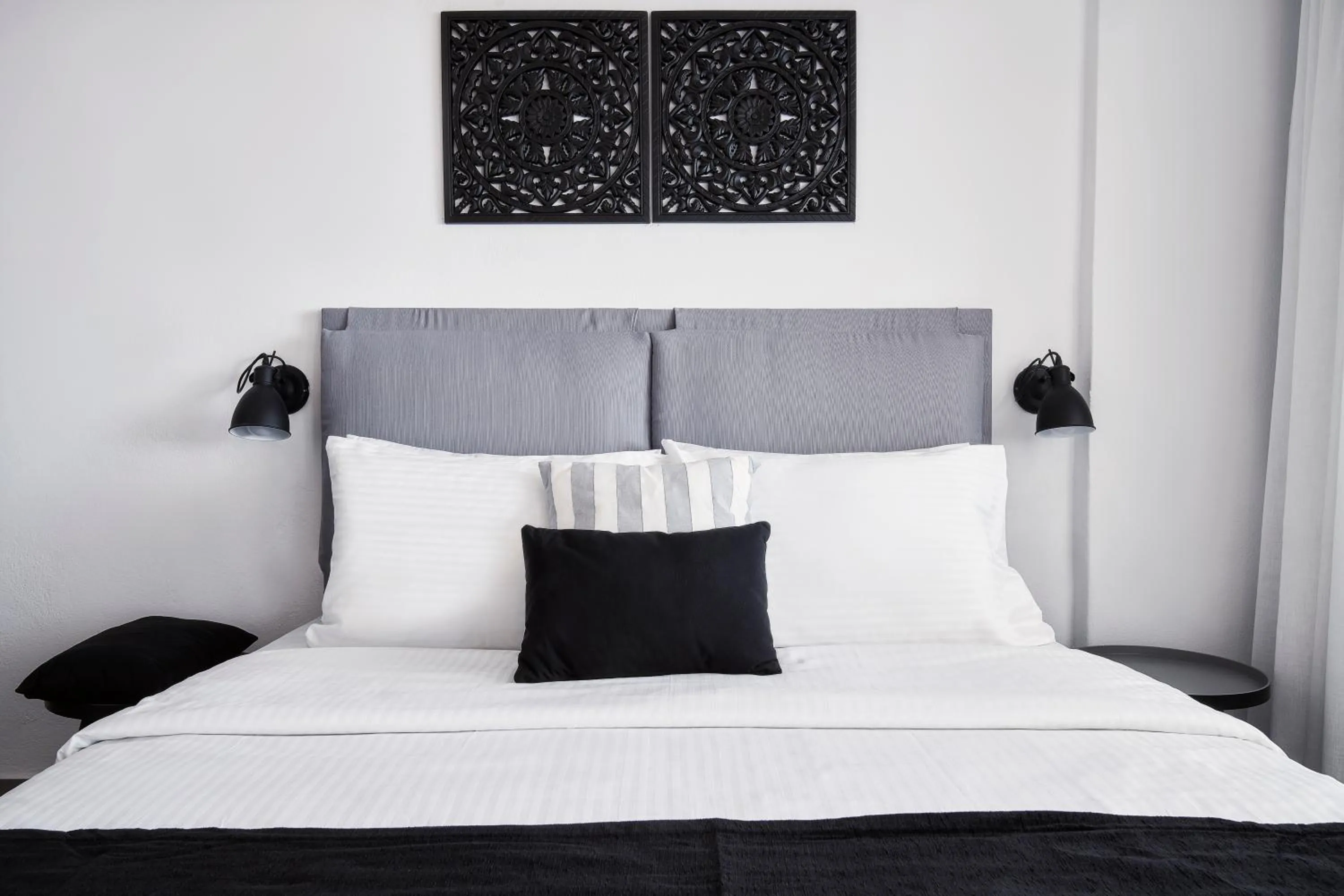 Seating area, Bed in Mr and Mrs White Oia - Santorini