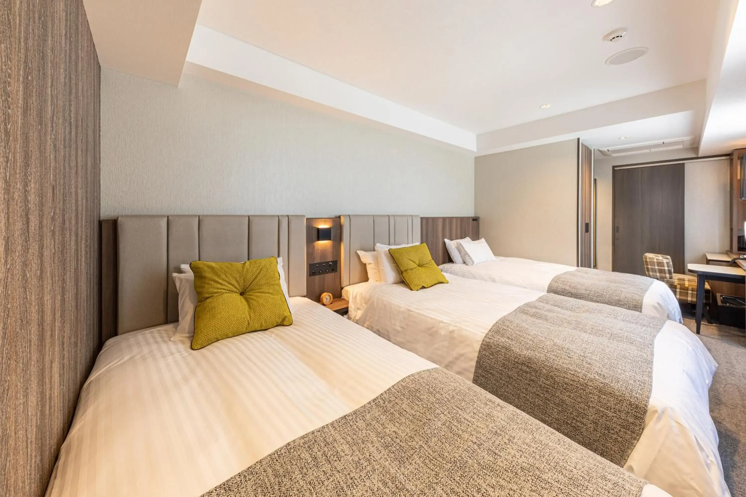 Superior Twin Room with Extra Bed - single occupancy - Non-Smoking in Meitetsu Inn Shinosakaeki Higashiguchi Superior Twin Room with Extra Bed - single occupancy - Non-Smoking in Meitetsu Inn Shinosakaeki Higashiguchi