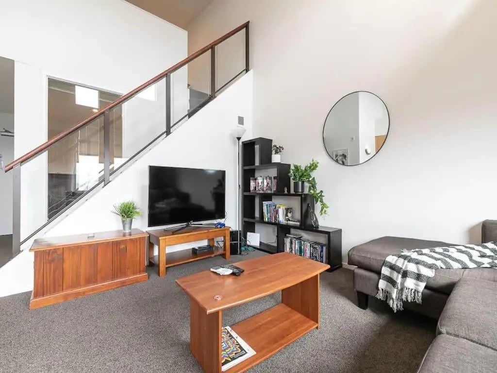 Roomy Loft 2 Bedroom with Free Parking Zodiak Stays