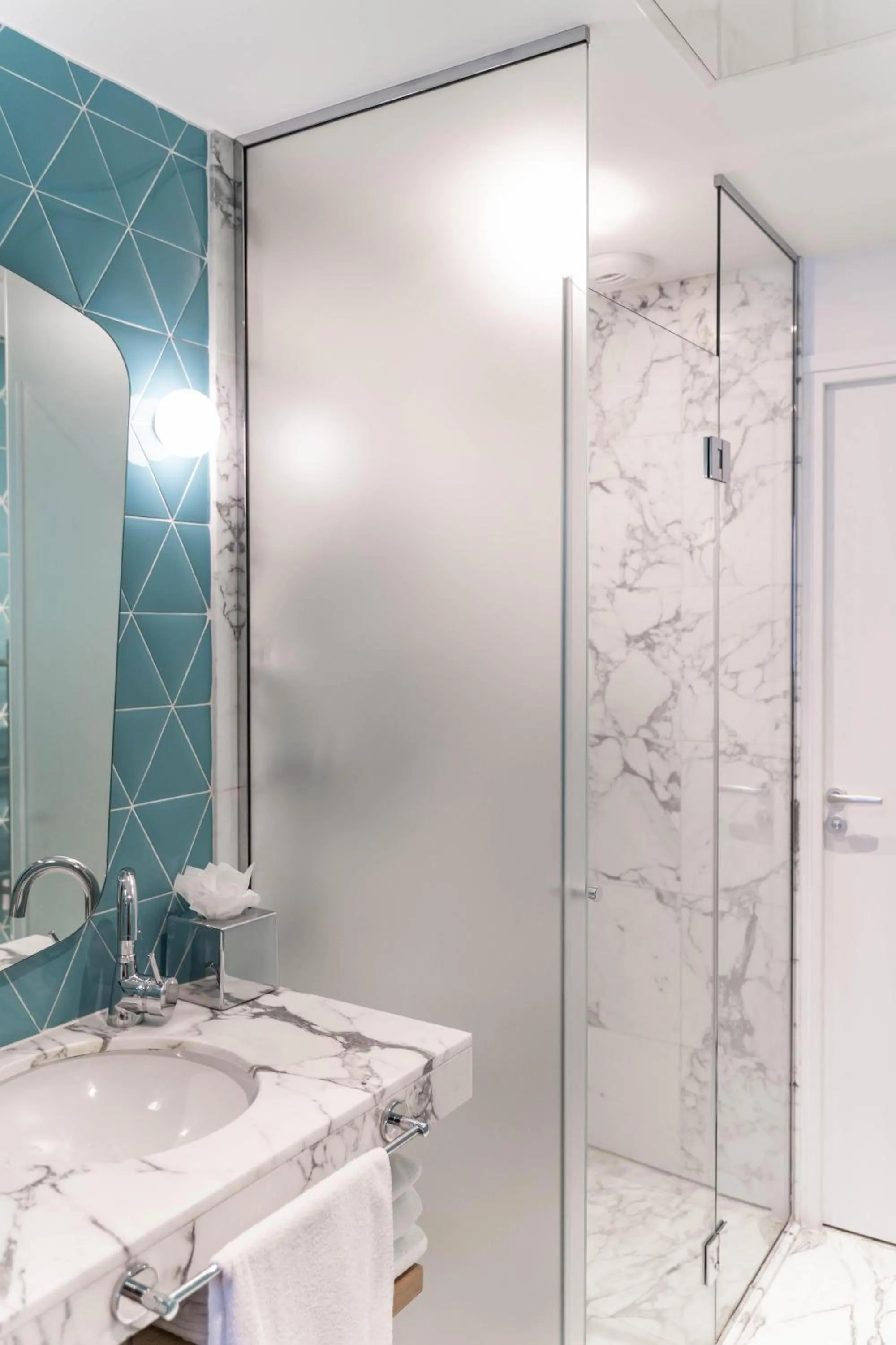 Shower in Hôtel Artus