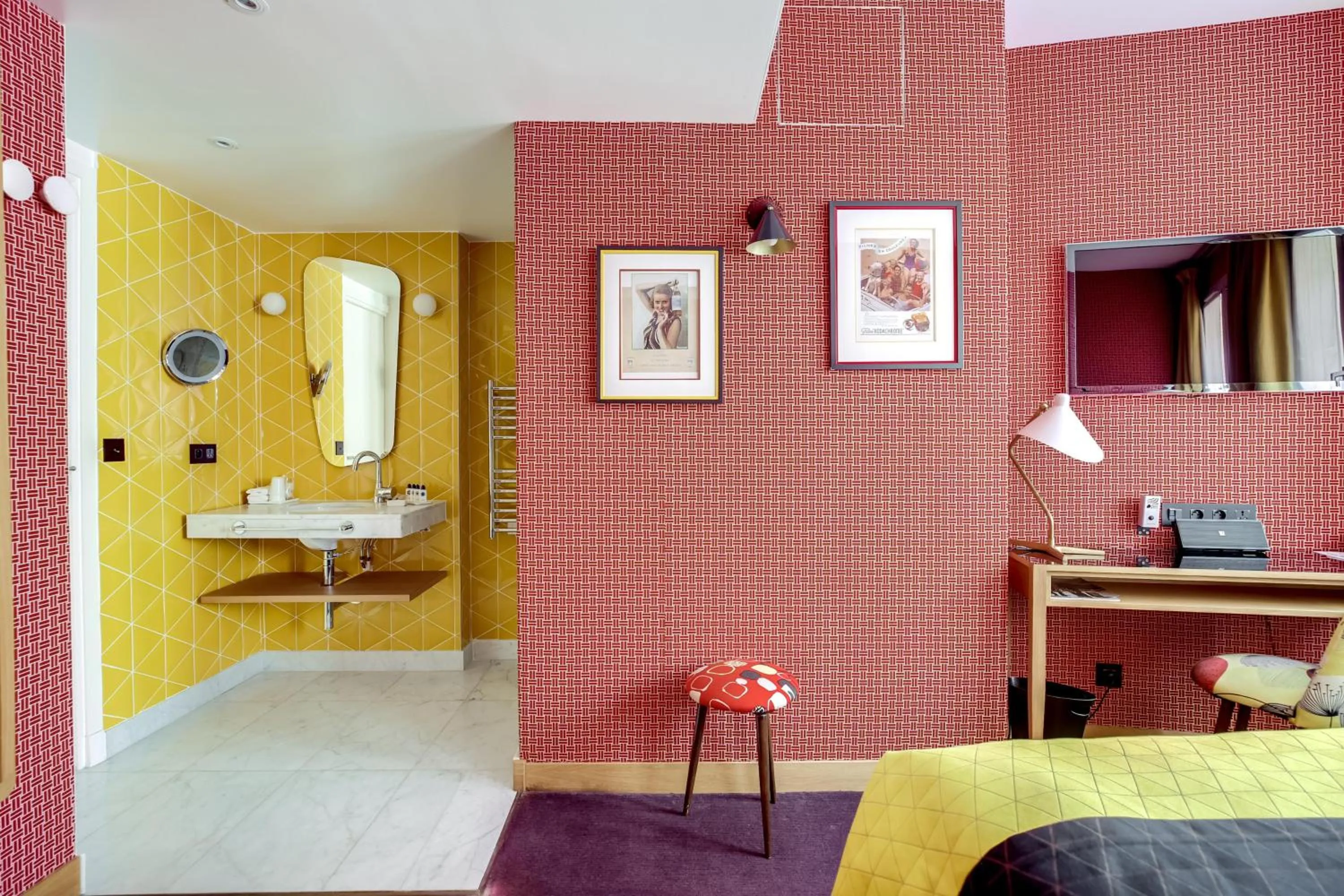 Bathroom, Bed in Hôtel Artus