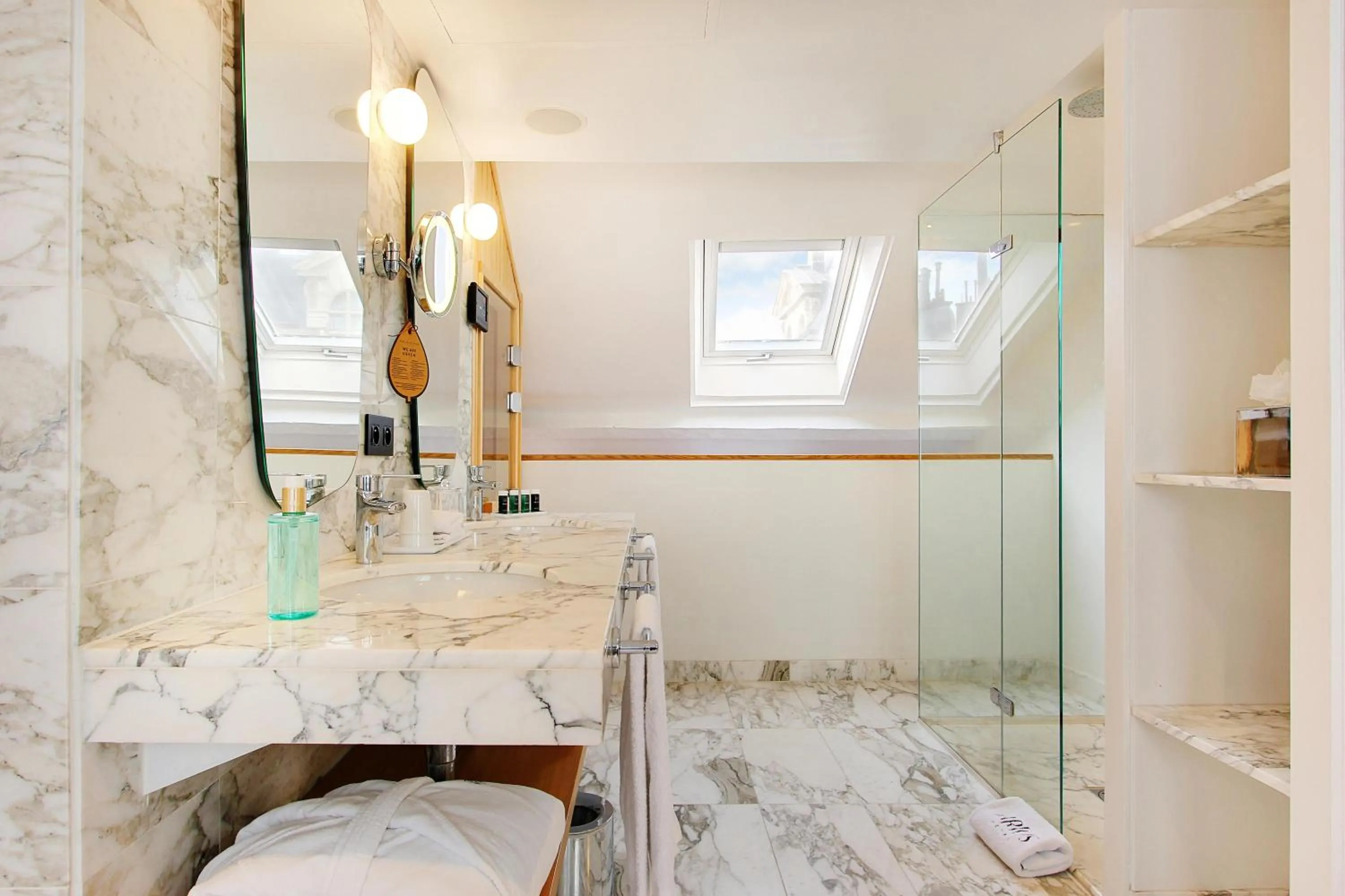 Shower in Hôtel Artus