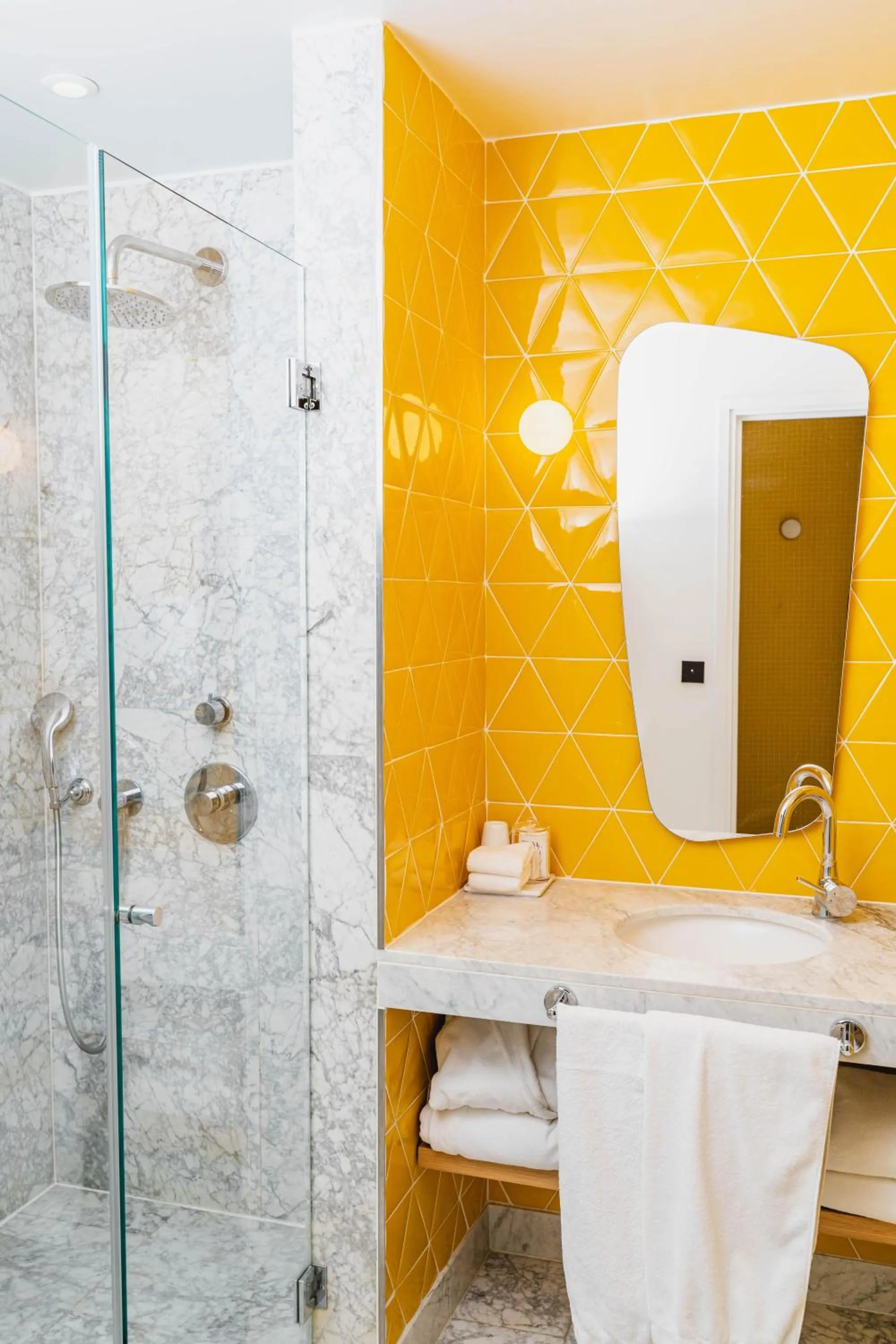 Shower in Hôtel Artus