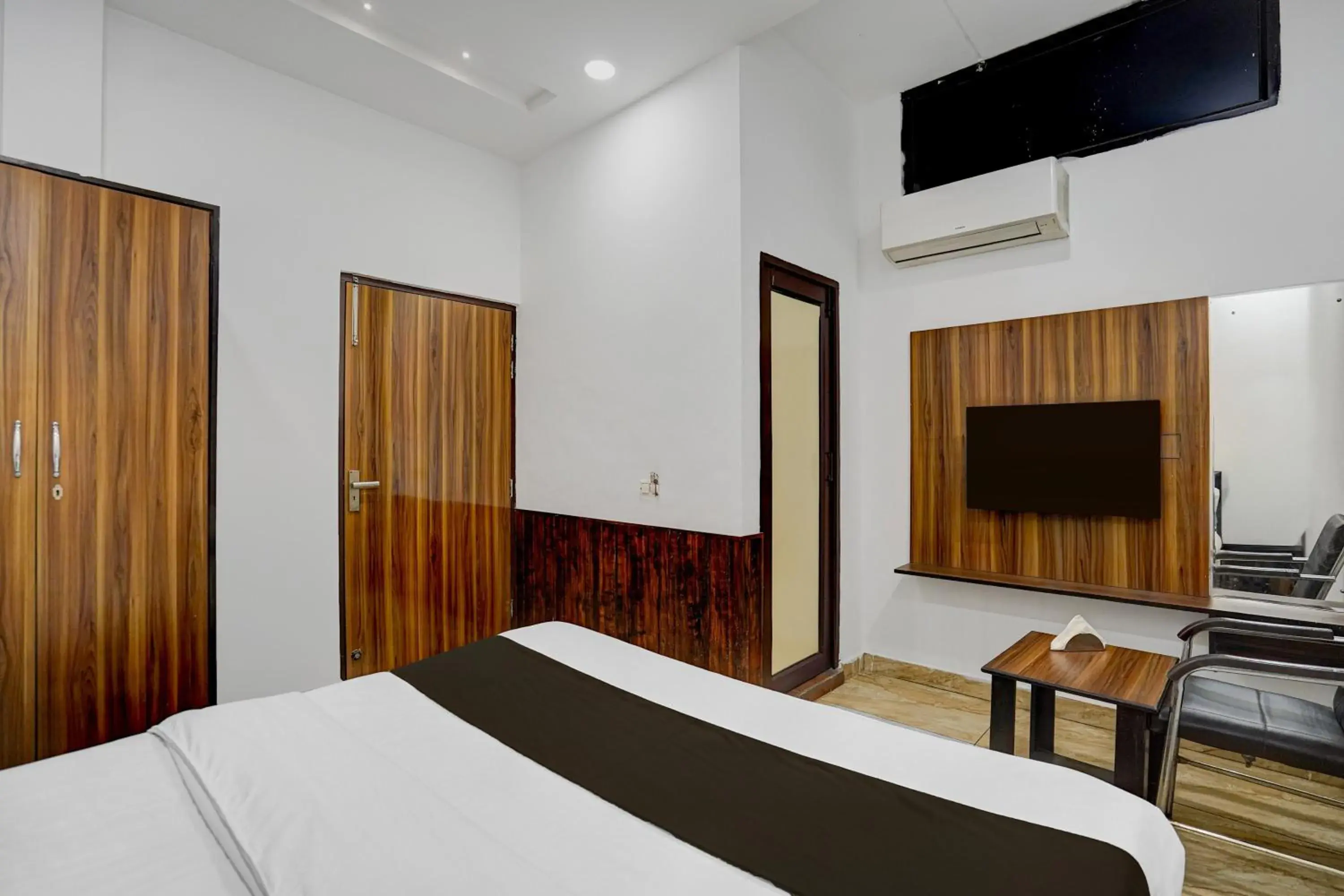 Standard Double Room - single occupancy in Hotel O Silver Arc Mall Ludhiana Formerly White Solitaire Standard Double Room - single occupancy in Hotel O Silver Arc Mall Ludhiana Formerly White Solitaire