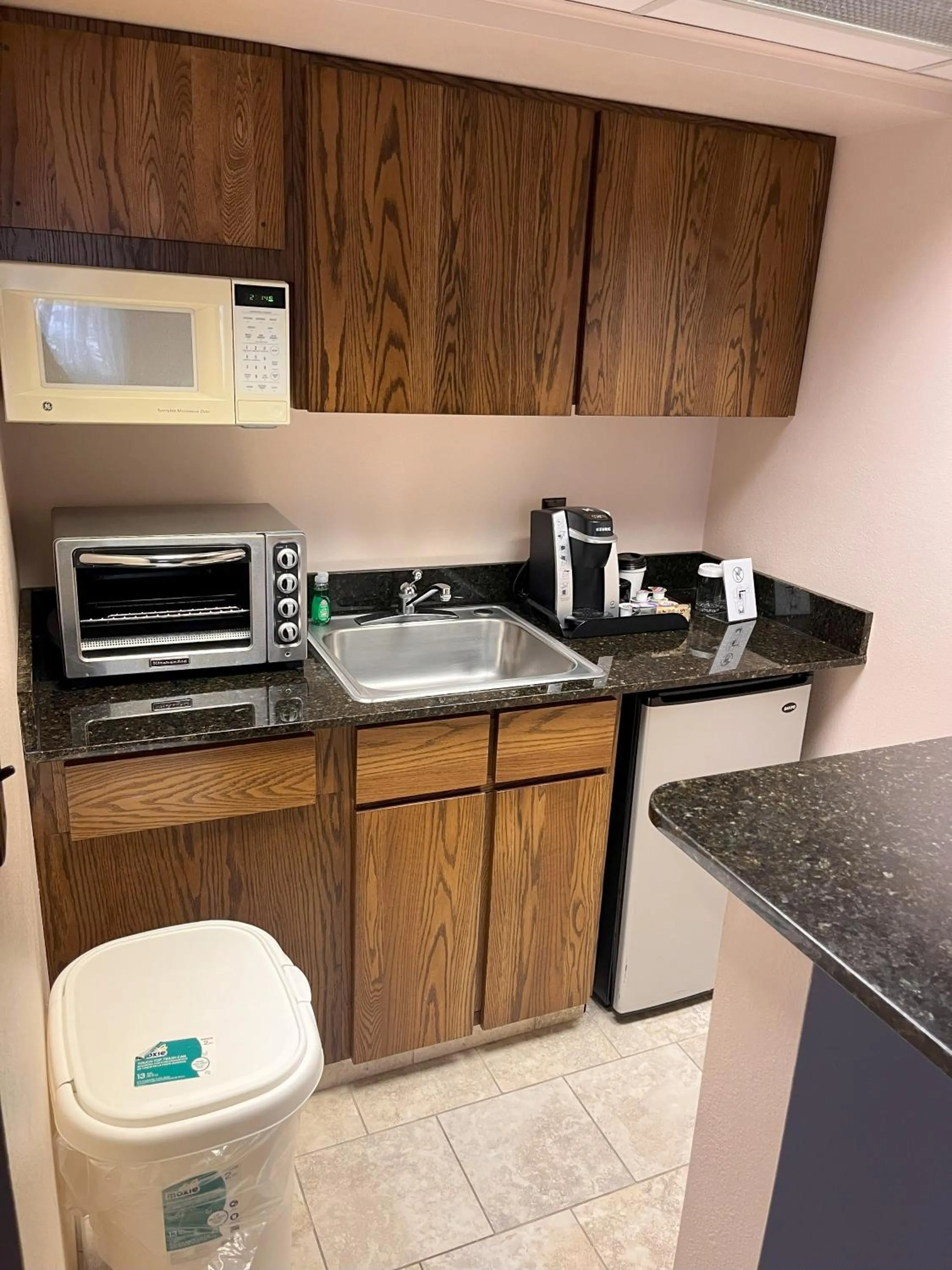 Kitchen or kitchenette in The Voyager Inn