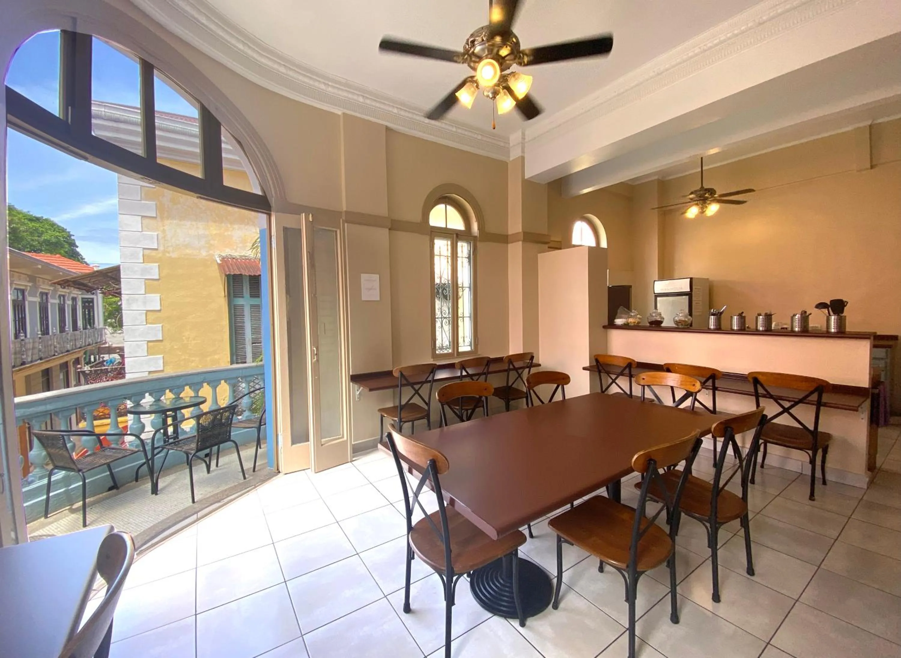 Communal kitchen in Magnolia Inn