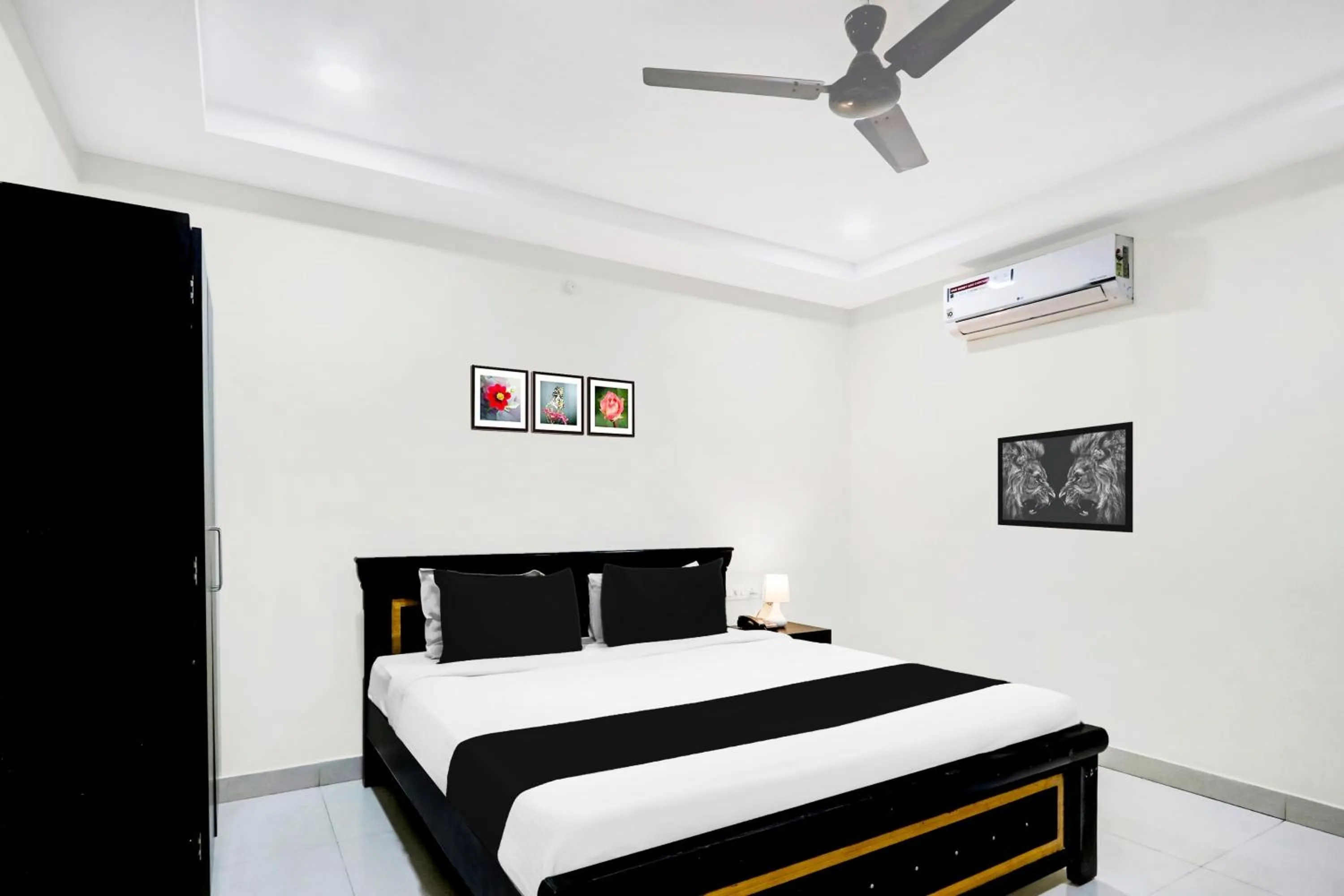 Bedroom, Bed in Super Townhouse Daba Garden Road