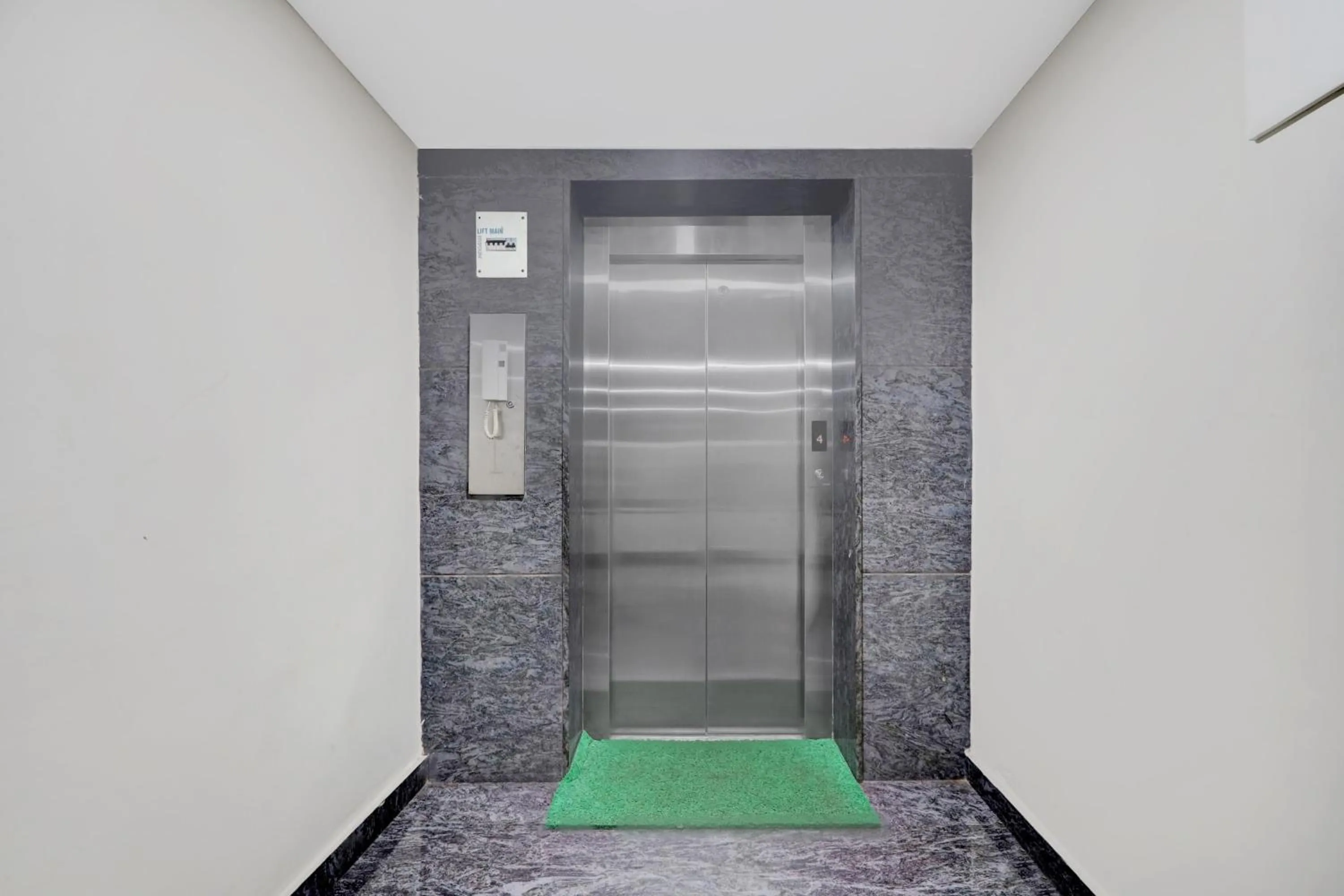 Lobby or reception in Super Townhouse Daba Garden Road