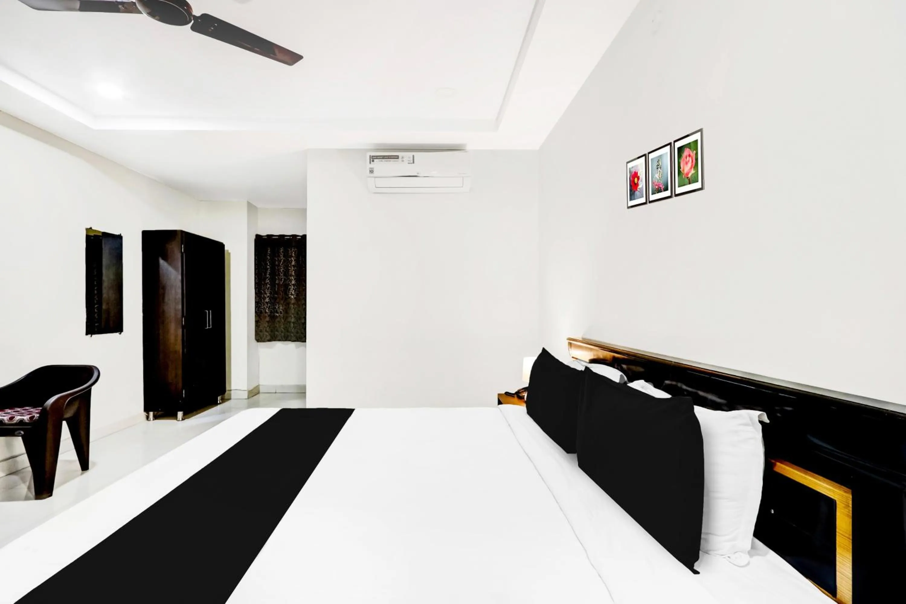 Bedroom, Bed in Super Townhouse Daba Garden Road