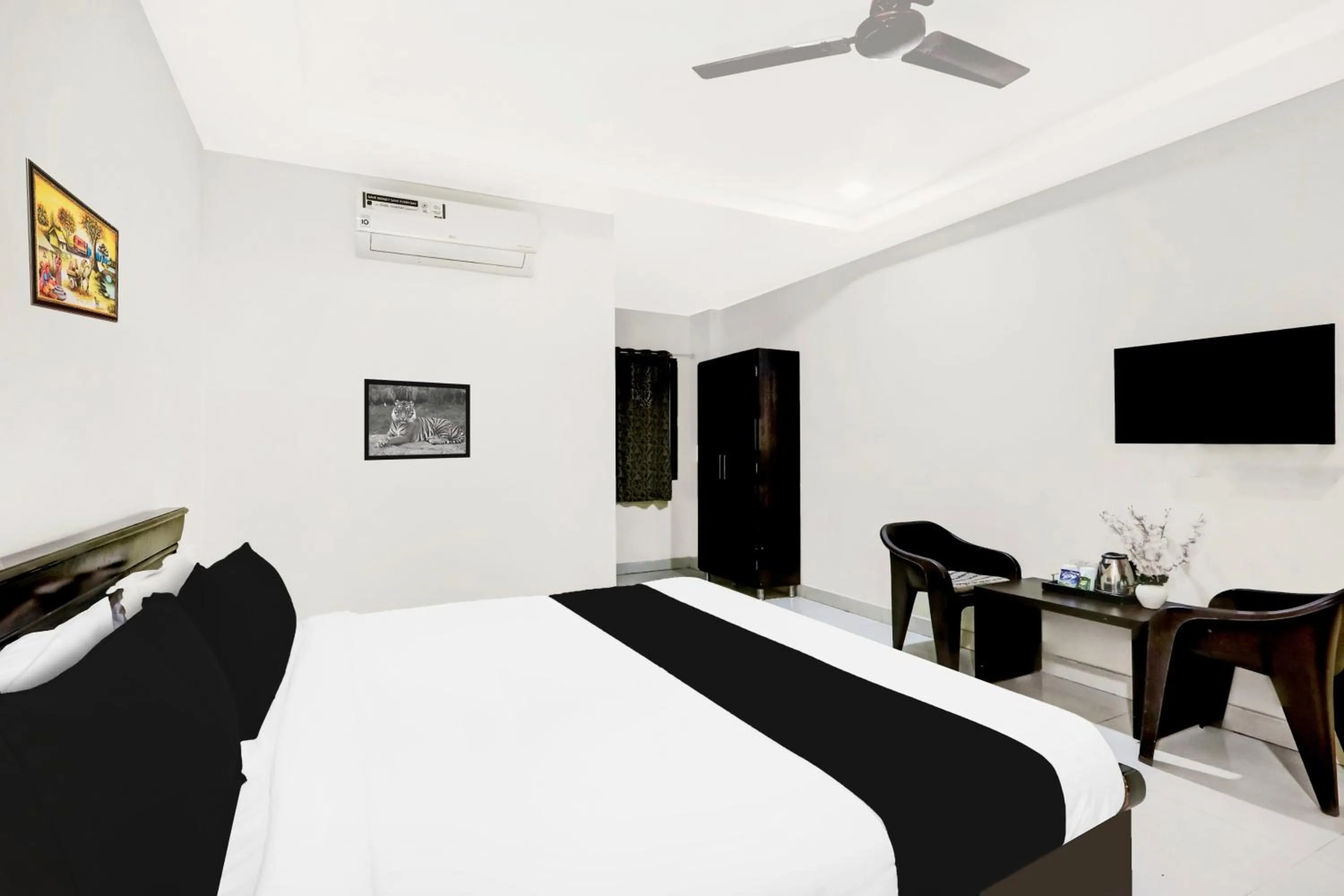 Bedroom, Bed in Super Townhouse Daba Garden Road